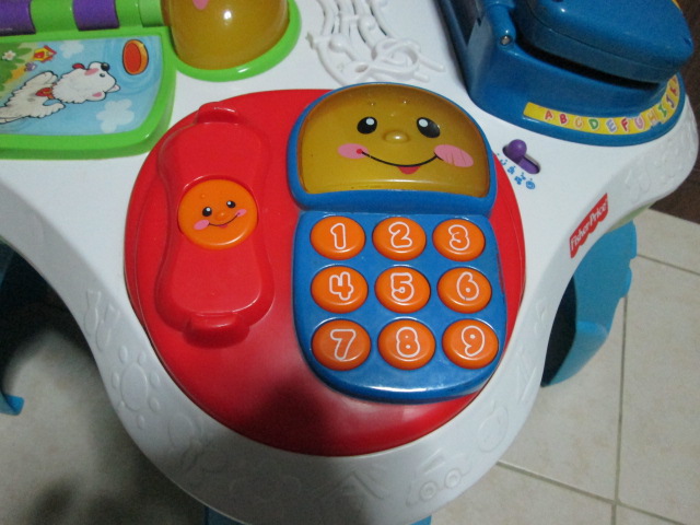 Fisher-Price Laugh & Learn Fun with Friends Musical Table (โต๊ะกิจกรรม) ของเล่นมือสอง
