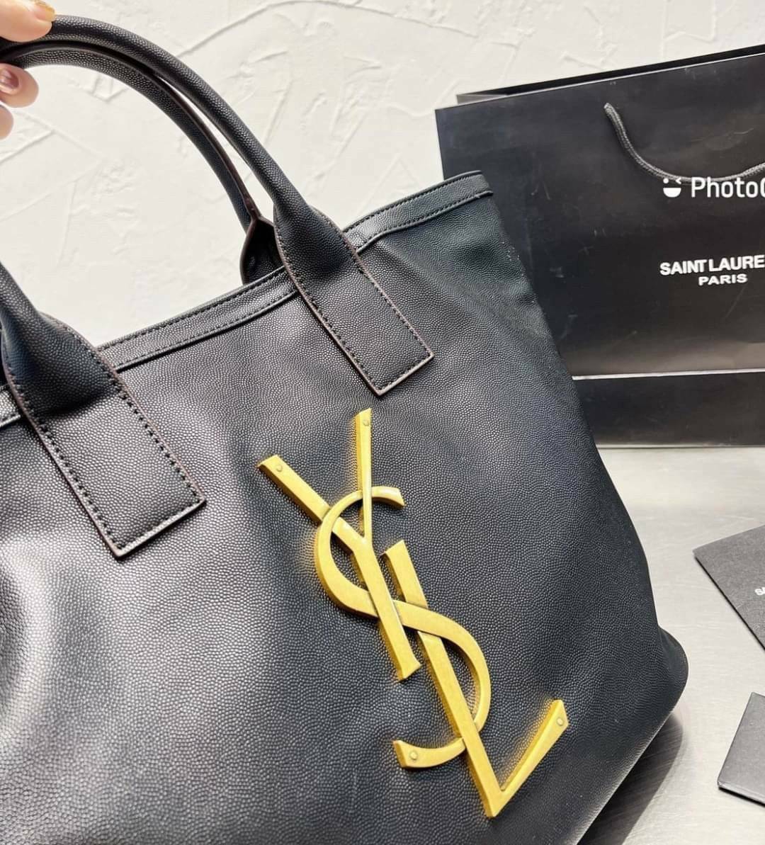 SAINT LAURENT SHOPPING BAG / YSL SHOPPING BAG กระเป๋าถือทรงช็อปปิ้ง พร้อมส่ง โดดเด่นด้วยโลโก้แบรนด์ขนาดใหญ่สวยหรู ภายในกระเป๋ากว้างใส่สัมภาระได้เยอะ มีช่องซิปแยกย่อยให้ใส่ของจุกจิกหนึ่งช่องนะคะ