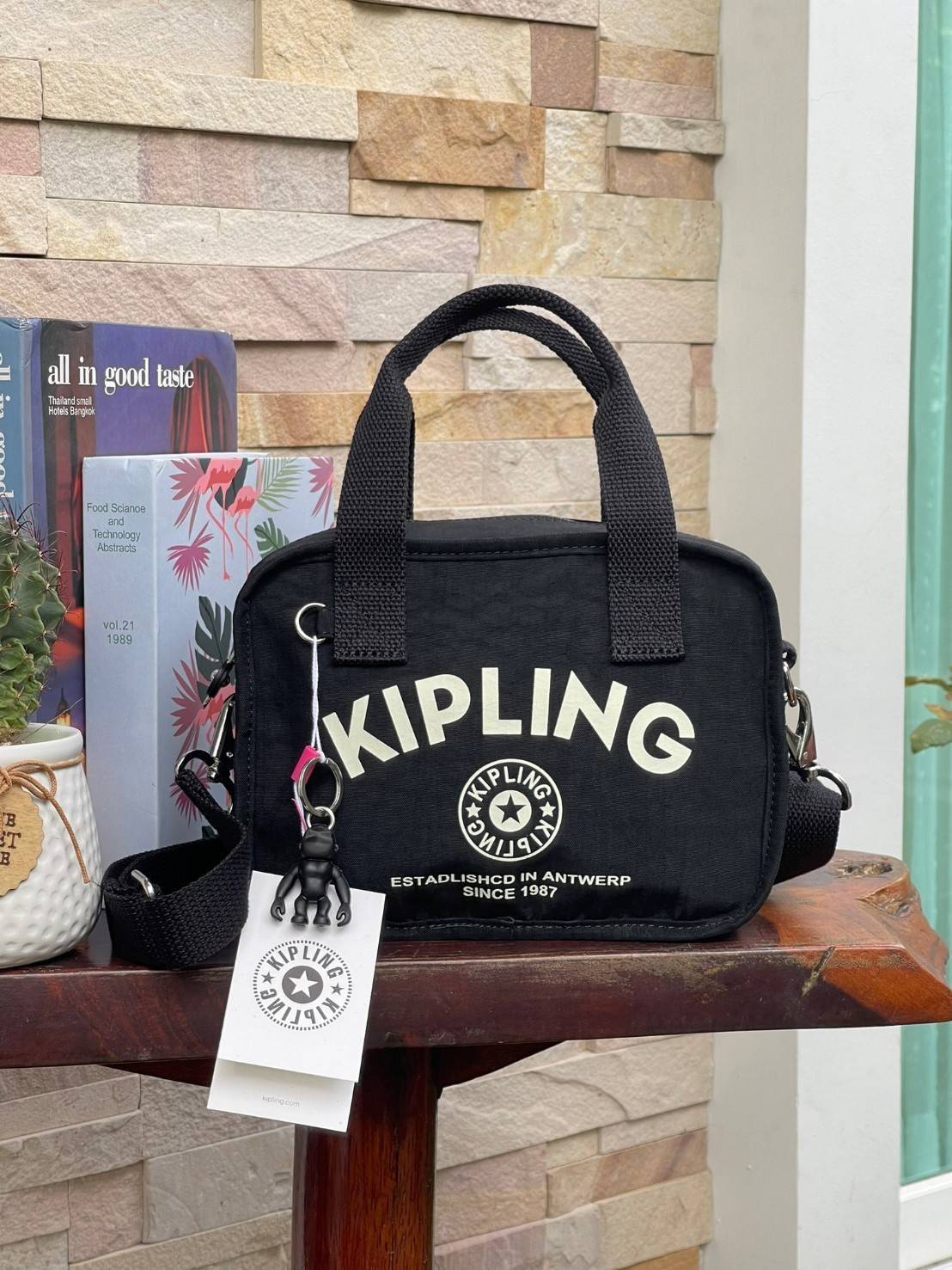 Kipling Kirsty Small Handbag (KI6275) กระเป๋าถือหรือสะพายทรงcrossbody จากคอลเลคชั่นใหม่ล่าสุด ที่เน้นฟังก์ชั่นแบบไม่ซับซ้อน สีสันเรัยบง่ายเข้าได้กับสีเสื้อผ้าได้ดี สามารถใส่ของที่จำเป็นสำหรับผู้หญิงได้แทบทุกอย่างไม่ว่าจะเป็น มือถือ กระเป๋าสตางค์หรือเครื่อ