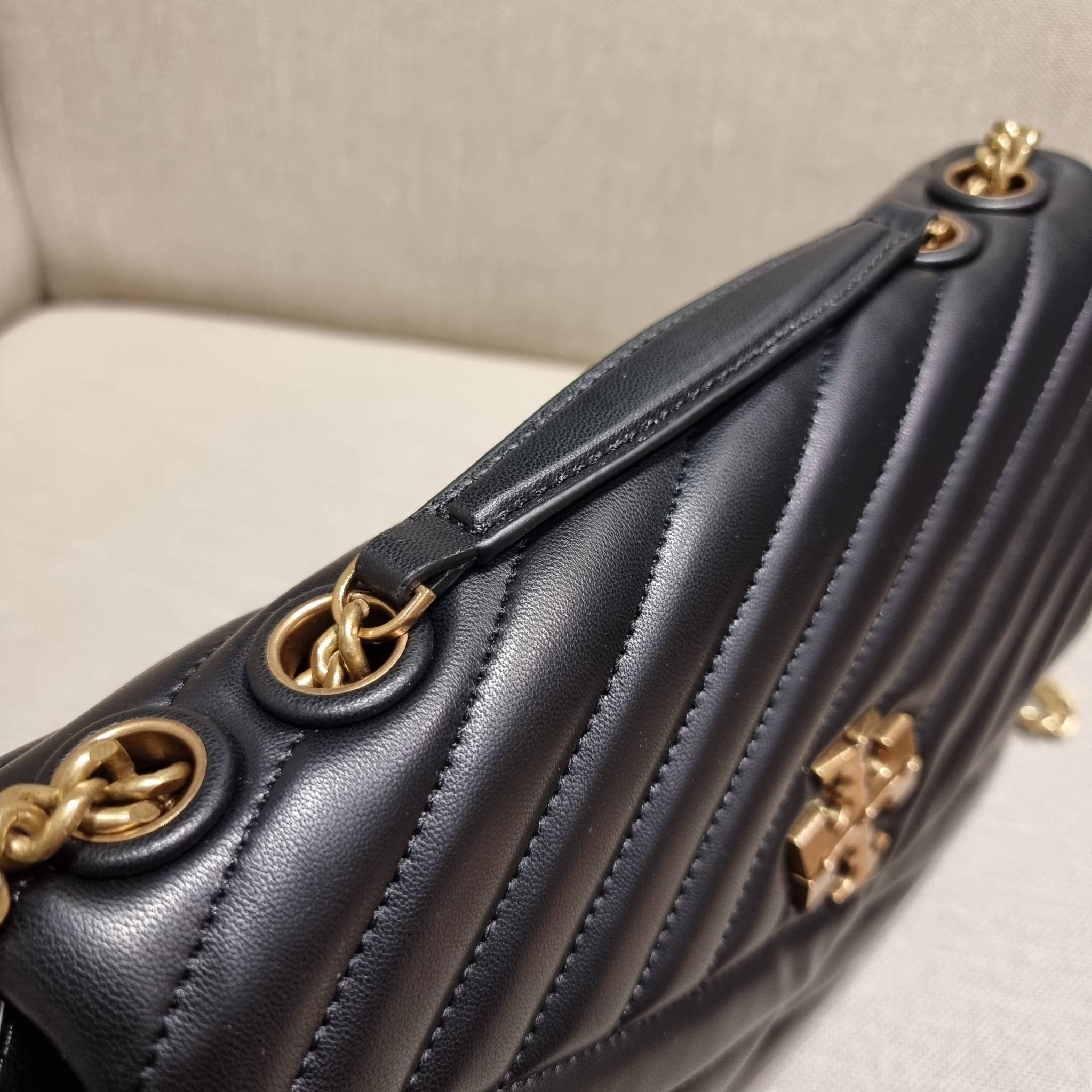 TORY BURCH KIRA CHEVRON CONVERTIBLE SHOULDER BAG กระเป๋าสะพายรุ่นยอดฮิต ไซส์ใหญ่จัดเต็มให้เน้นๆ ใช้ยังไงก็ดูหรู ดีไซน์เฉพาะตัว วัสดุหนังแกะ สัมผัสนิ่ม เปิด-ปิดด้วยกระดุมแม่เหล็ก ภายในเป็นช่องโล่ง แบ่งสัดส่วนไว้ดีมากๆ ใส่กระเป๋าสตางค์ มือถือ เครื่องสำอางค์