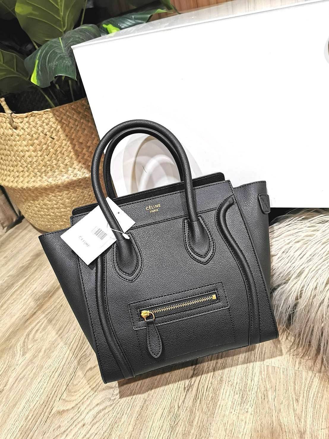 CELINE HANDLE BAG VIP GIFT WITH PURCHASE (GWP) พรีเมี่ยมกิ๊ฟรุ่นใหม่ Limited Edition จาก CELINE HAUTE PARFUME DUTYFREE COUNTER หนังแท้ Calf Skin Leather มาในดีไซน์สุดหรูยอดนิยมหนังนิ่มหอมขึ้นเทคเจอร์สวยอยู่ทรง เปิดปิดด้วยซิปสะดวกใช้ ด้านหน้ามีโลโก้แบรนด์ 