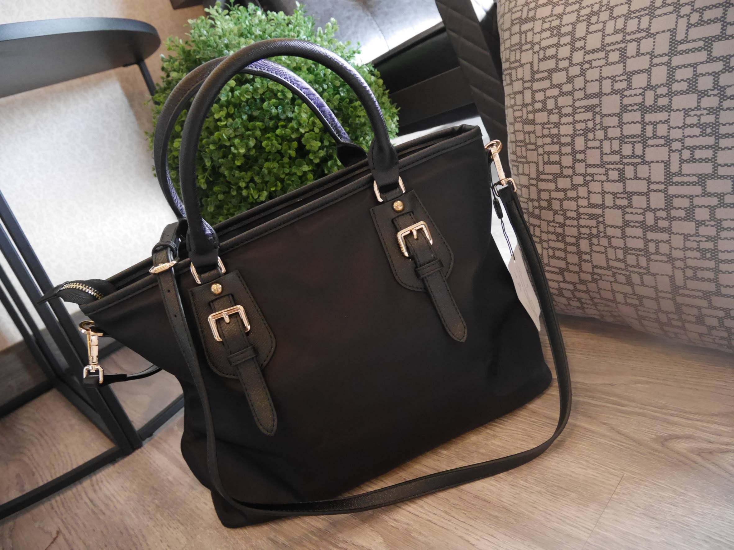 New item! อีกหนึ่งรุ่นที่ มาใหม่ค้า Prada Nylon handbag กระเป๋าถือสะพาย ทรงกำลังดี **ยอดฮิต จากงานพรีเมี่ยมกิ้ฟใหม่ บอกเลยว่า ใบนี้วัสดุเป็น Nylon สวยคุ้มสุดๆ หูกระเป๋าสามารถทำทรง ตั้งและพับได้ มาพร้อมอะไหล่สีทอง ด้านหน้าประดับด้วยโลโก้แบรนด์สวยหรู ด้านใน