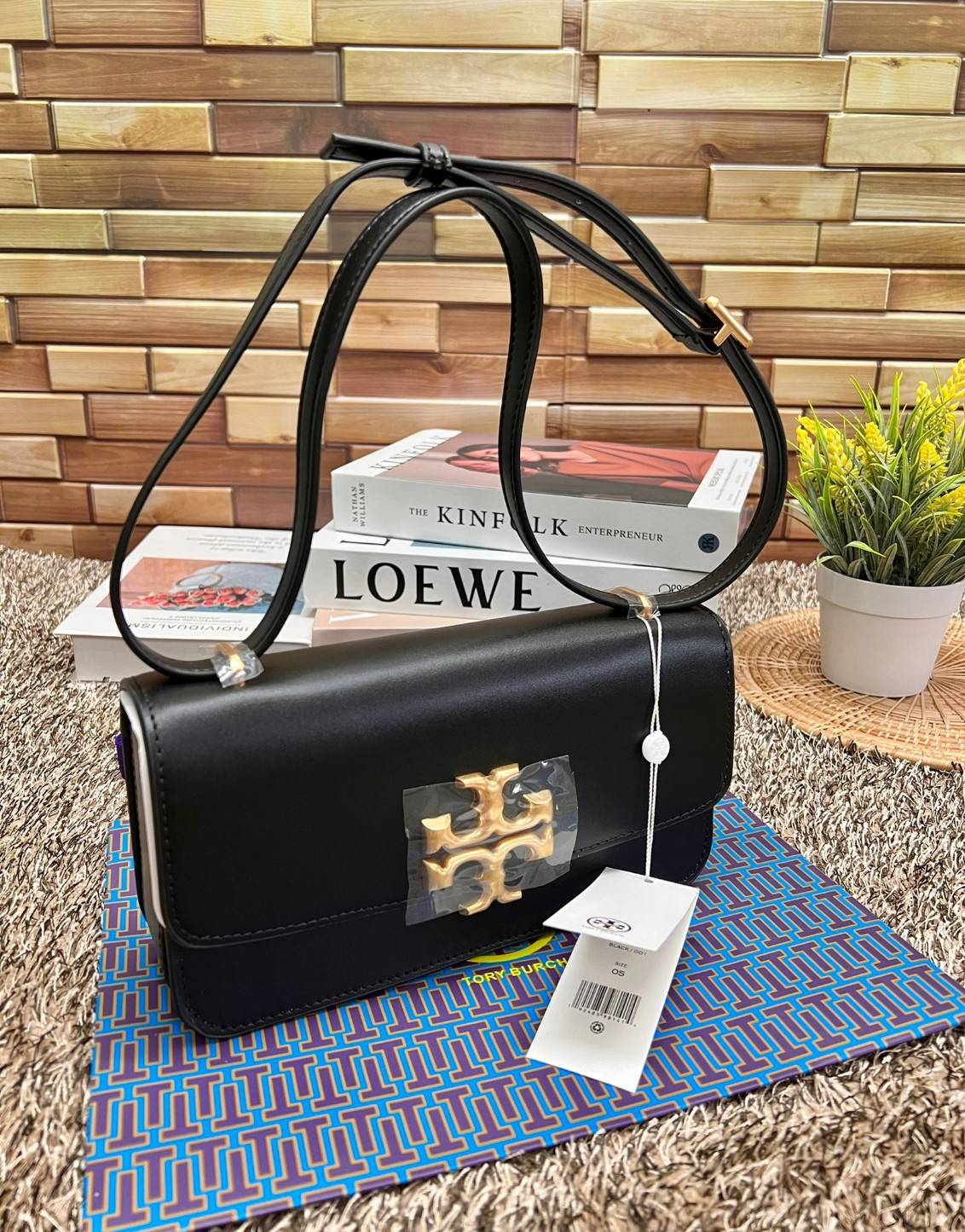 TORY BURCH ELEANOR CONVERTIBLE SHOULDER BAG ((89644)) รุ่นใหม่ สวยตามคนดังเซเลบกันเลยค่า! พร้อมส่ง ห้ามพลาดก่อนหมด ต้องมีติดตัวสักใบค่า กระเป๋าหิ้ว//คล้องไหล่ หรือสะพายข้างได้ หนังแท้เรียบ ผิวลื่น หรูมากๆสำหรับรุ่นนี้ เปิด-ปิดกระเป๋าแบบแม่เหล็กโลโก้แบรนด์