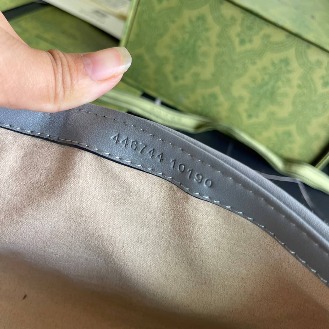 หนังแท้ GUCCI GG Marmont leather shoulder bag แบบใหม่ล่าสุด ราคานี้หนังแท้คือคุ้มมากเลยค่าสาวๆ ต้องจัดแล้วน้าา ยกระดับความหรูให้กับตัวเองกันหน่อย ด้วยกระเป๋ารุ่นนี้!! ครอสบอดี้ที่ดีไซน์หรู อัพเลเวล ในราคาที่จับต้องได้ พร้อมเสิร์ฟความสวยตรงถึงบ้านแล้วจ้า