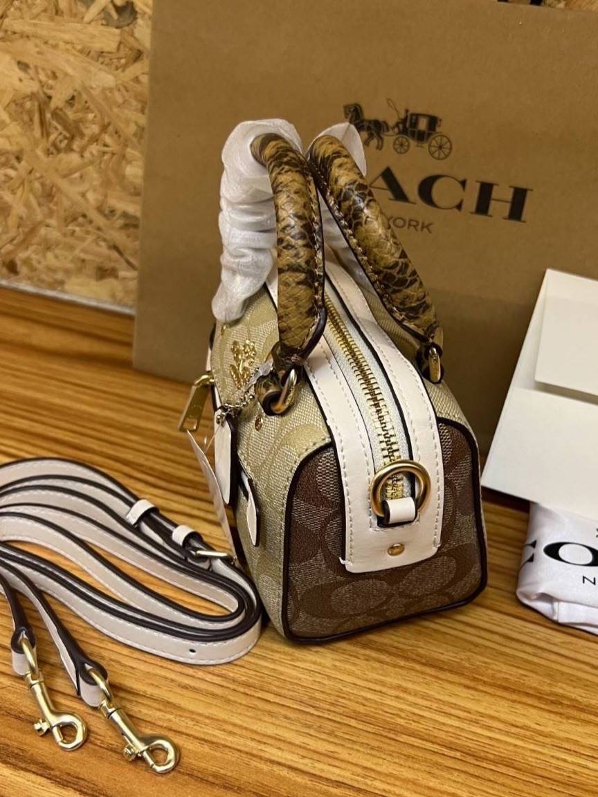 จิ๋วแต่แจ๋วไปเลยค่าา😘 COACH MICRO ROWAN CROSSBODY ((2300)) MINI พร้อมส่ง! บอกเลยสาวๆห้ามพลาด ใบจริงสวยมากๆค่ะ! กระเป๋าขนาดมินิๆ หนังCanvas ผสมหนังบายหูตรงหูหิ้วได้ลงตัวสวยวามมากๆเลยค่ะ//ด้านหน้ามีช่องซิปเล็กใส่เหรียญ เปิดปิดช่องหลักแบบซิป ภายในใส่