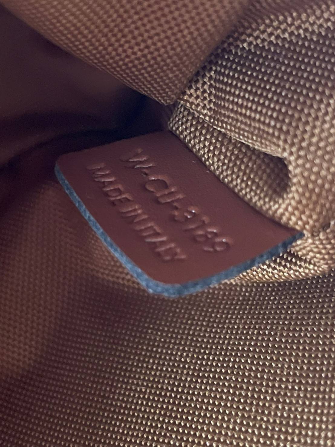 CELINE Triomphe Canvas Small Camera กระเป๋าสะพายไหล่สุดเก๋ใบนี้ผลิตจากผ้าใบเคลือบอย่างดีพร้อมขอบหนังสีน้ำตาล มาพร้อมสายสะพายหนังปรับระดับได้พร้อมฮาร์ดแวร์สีทองและซิปด้านบน ภายในบุด้วยผ้าสีน้ำตาล ลวดลาย triomphe อันเป็นเอกลักษณ์ของแบรนด์ และเป็นกระเป๋าสะพา