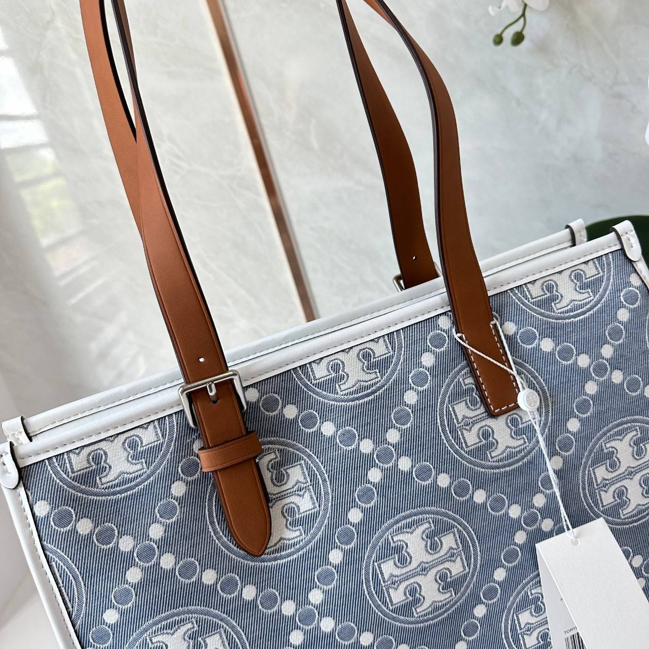 Tory Burch Small T Monogram Denim Tote / Tory Burch Demim Jacquard Small Tote คอลเลคชั่นใหม่ กระเป๋าทรงโท้ท ทรงสี่เหลี่ยมใบใหญ่ วัสดุผ้าเดนิมสลับหนังแท้ ภายในช่องโล่งกว้างจุได้เยอะ