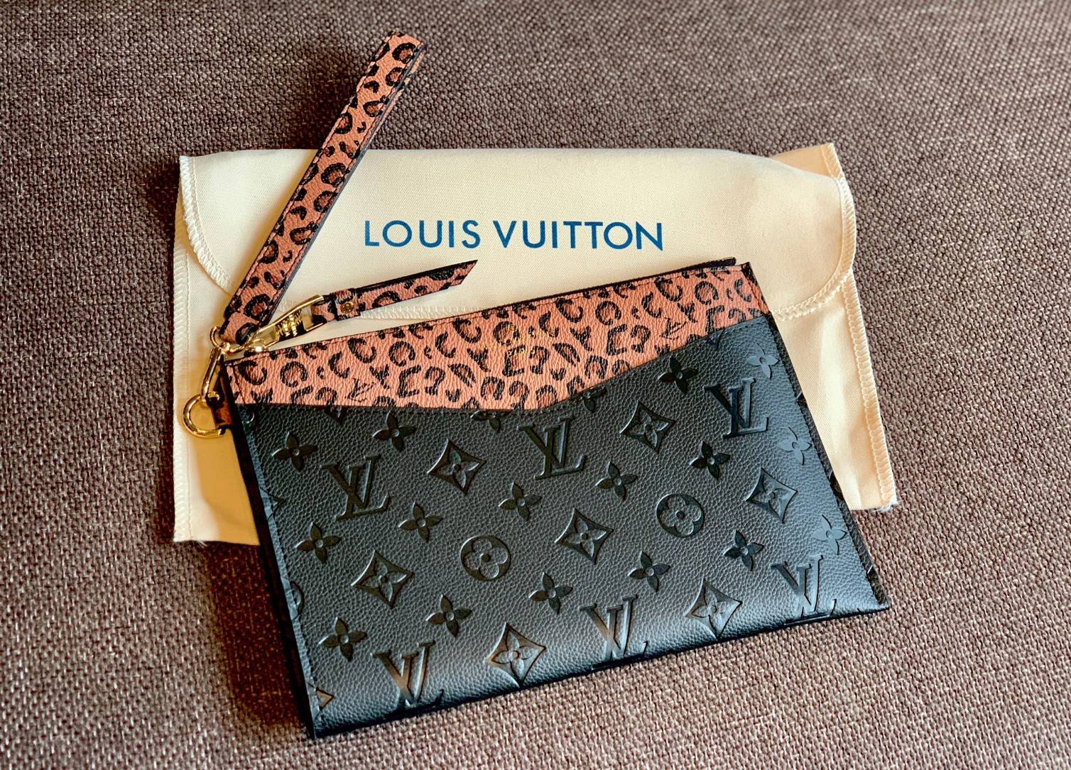 VIP 】จัดสินค้าคุณภาพมาให้สาวๆได้ใช้กันค่าา😘 Louis Vuitton Pochette Mélanie MM Monogram ใช้ขึ้นเครื่องได้เลย✈️ ✔️กระเป๋า ทรงคลัท แบบมีสายคล้องมือ ถอดออกได้หนึ่งสาย ✔️หนังแท้หนา ลายหนังพิมพ์ลายแบรนด์ได้สวยงามมากๆค่ะ