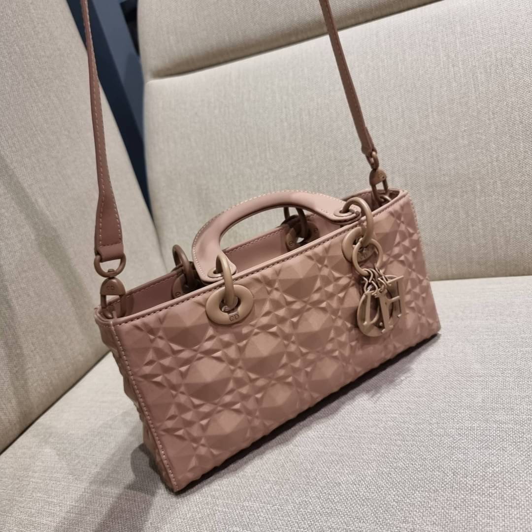 DIOR LADY D-JOY BAG Cannage Calfskin with Diamond Motif / CD LADY D-JOY BAG ดีไซน์ใหม่ อัพเลเวลความหรู กับกระเป๋าสะพายข้างที่รอบนี้ดีไซน์รูปทรงโฉมใหม่ ใช้งานง่ายขึ้น