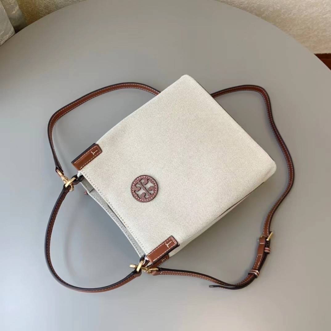 Tory Burch Blake Canvas Bucket Bag รุ่นใหม่ล่าสุด สวยไฉไลฝุดๆ แบบสวยคลาสสิค กระเป๋าทรงถัง วัสดุ Canvas สายหนังแท้ อะไหล่ทอง เปิด-ปิด ด้วยกระดุมแม่เหล็ก ด้านในโล่งมีช่องเล็กใส่โทรศัพท์ได้ น้ำหนักเบา สายสะพายถอดสายได้ crossbody ได้ ปรับระดับได้