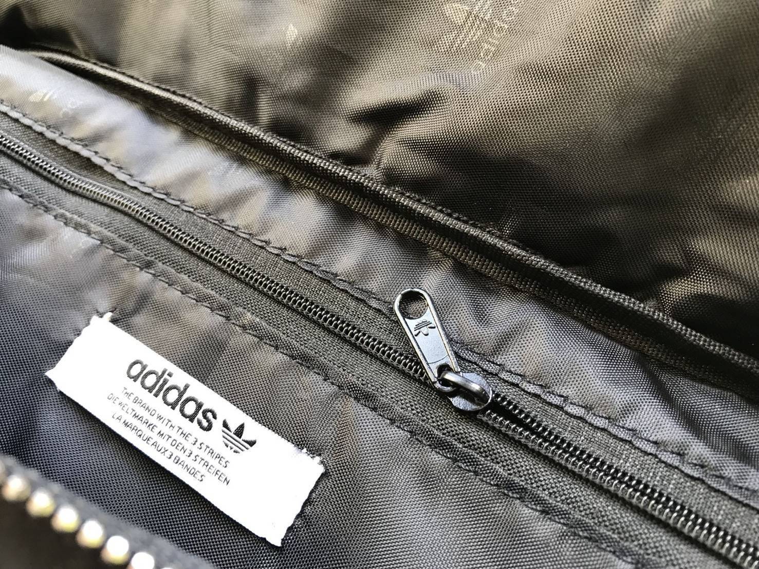 ADIDAS ORIGINALS ADICOLOR WAIST BAG ของมันต้องมี!! กระเป๋าคาดอก/คาดเอวสุดชิค ดีไซน์เรียบง่าย แต่สะพายแล้วเท่ คลาสสิคสุดๆ!! วัสดุ Nylon+Polyester กันน้ำได้ เปิด-ปิดฝากระเป๋าด้วยซิป หัวซิปปั๊มแบรนด์เป็น signature ภายในมีช่องโล่งกว้าง ใส่ของได้พอสมควร ใส่มือ