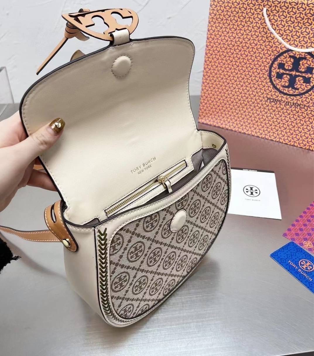 TORY BURCH T MONOGRAM FLORAL BAG / Tory Burch Monogram Crossbody Bag / TORY BURCH MILLER CANVAS QUADRANT SADDLE BAG กระเป๋าทรงยอดนิยม ดีไซน์ใหม่ล่าสุด สไตล์งานคราฟ มีลูกเล่นประดับดอกไม้กับตัวกระเป๋า วัสดุผ้า jacquard ใช้เป็น Everyday Bag สามารถใช้งานได้บ่