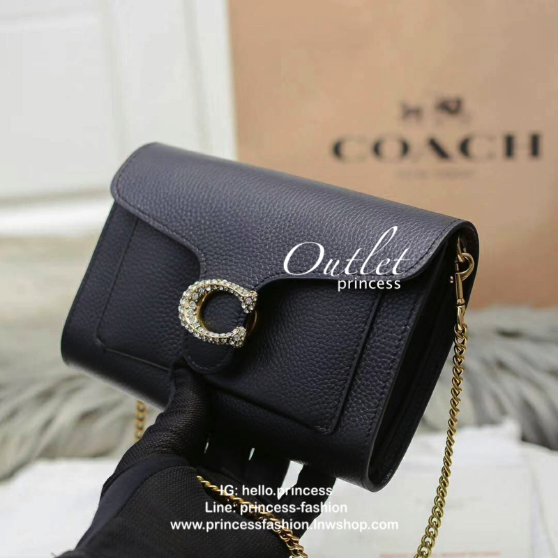 Coach Tabby Chain Clutch Detail : กระเป๋าทรงสวย สะพาย เป็นcrossbody หรือ จะถือเป็รครัชเก๋ๆ ออกงานก็สวยหรู ดูแพง สายสะพายเป็นสายโซ่แข็งแรง โดดเด่นด้วยหัวกระดุมเปิด ด้วนสัญลักษณ์รูปตัวC กากเพชร สวยยย เด่น และหรูมากๆ ใครยังไม่มี รีบซื้อเก็บไว้สักใบ หรือ เป็น