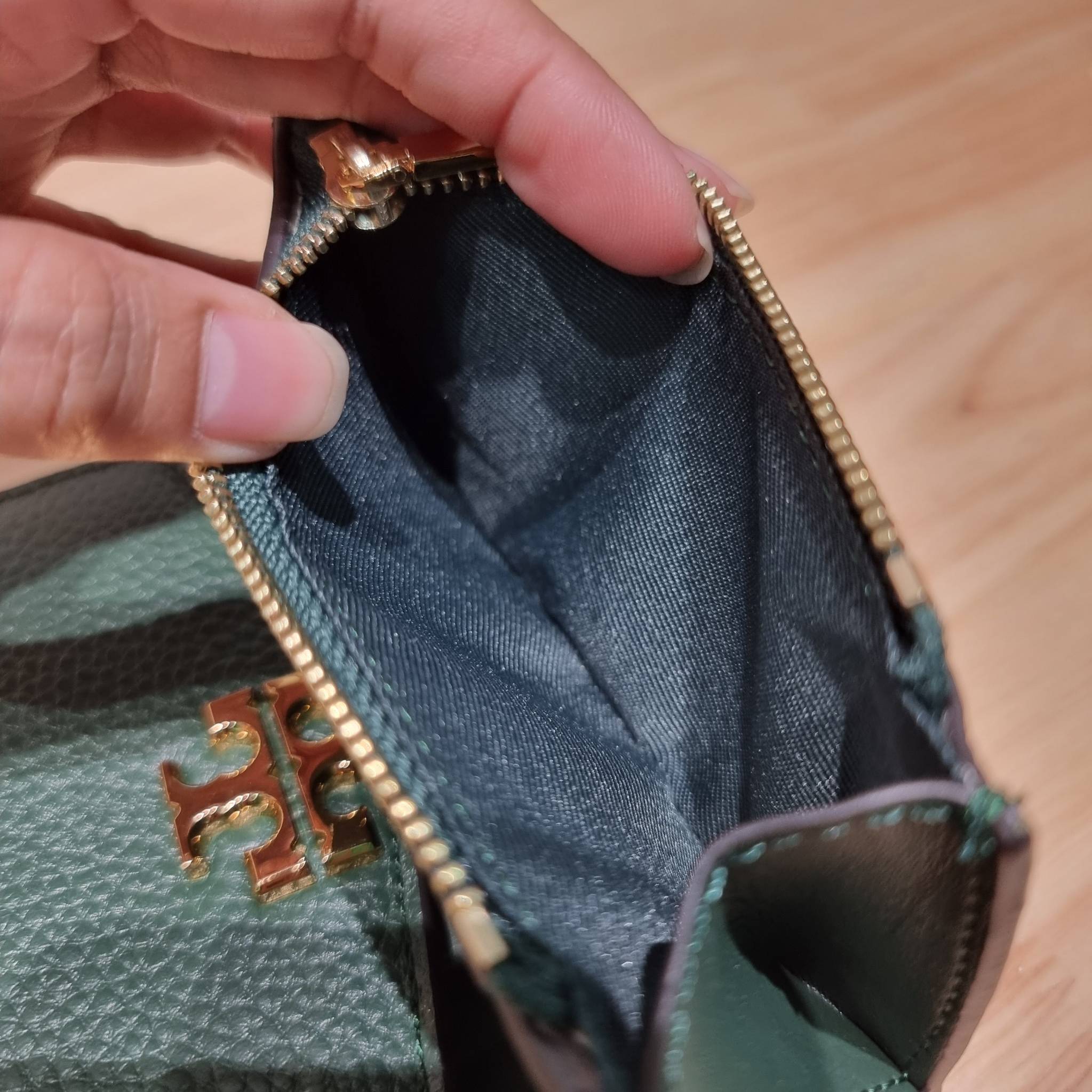 TORY BURCH KIRA MIXED MATERIALS MEDIUM FLAP WALLET กระเป๋าสตางค์ใบกลาง รุ่นยอดนิยม ดูหรูหรา ดูแพง ดีไซน์คลาสสิค ขนาดกำลังพอเหมาะ