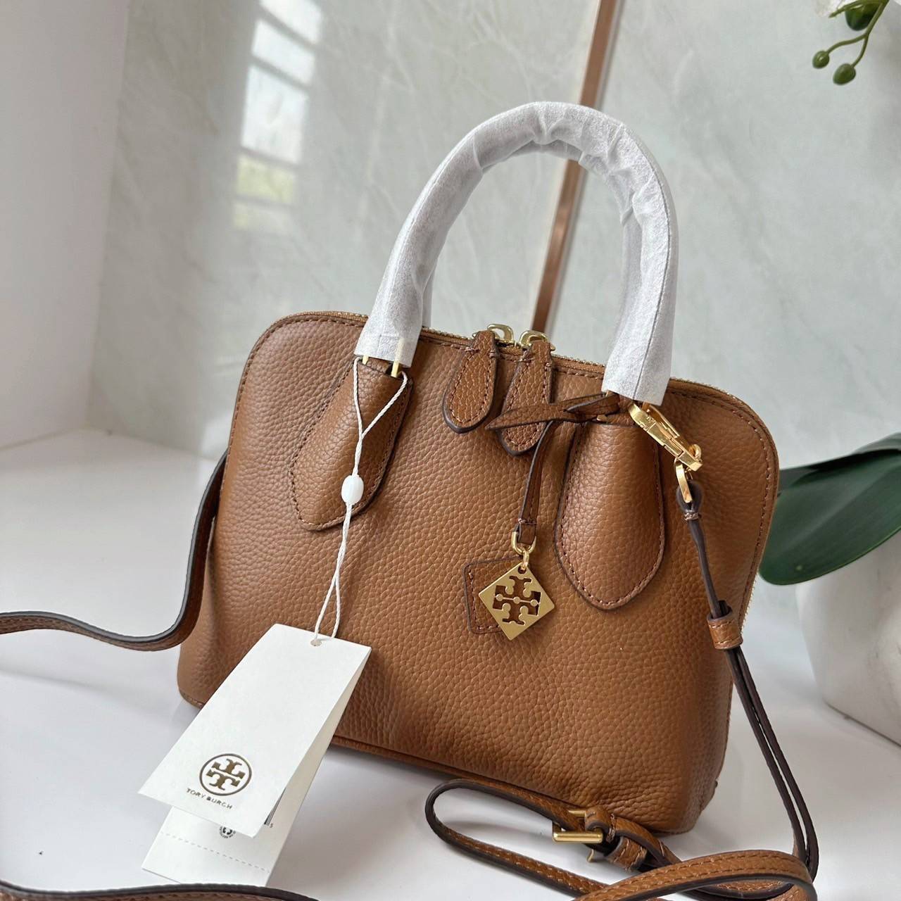 TORY BURCH MINI PEBBLED SWING BAG / Tory Mini Swing Bag in Pebbled Leather / T Monogram Jacquard Swing Bag กระเป๋าสะพาย คอลเลคชั่นใหม่ล่าสุดดีไซน์สุดคลาสสิก รูปทรงโดม