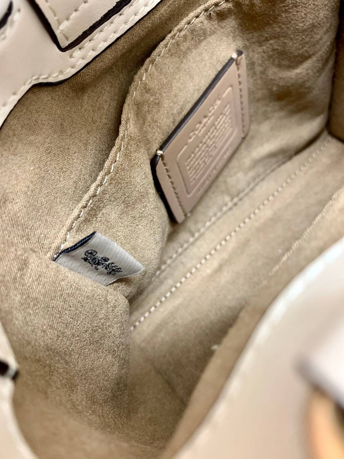 น้องเข้าใหม่ ไม่มีไม่ได้แล้ว ต้องรับไปดูแลเลยค่าา❤️ COACH MINI PEPPER CROSSBODY IN SIGNATURE ((C7227)) 📣พร้อมส่งที่ น้องใหม่ล่าสุดค่าา! กระเป๋าสะพายครอสบอดี้ร์ หรือหิ้วออกงานก็สวยไม่น้อยทีเดียวค่ะ หนังแท้นิ่มสวย หูหิ้วและด้านข้างกระเป๋าทำลา