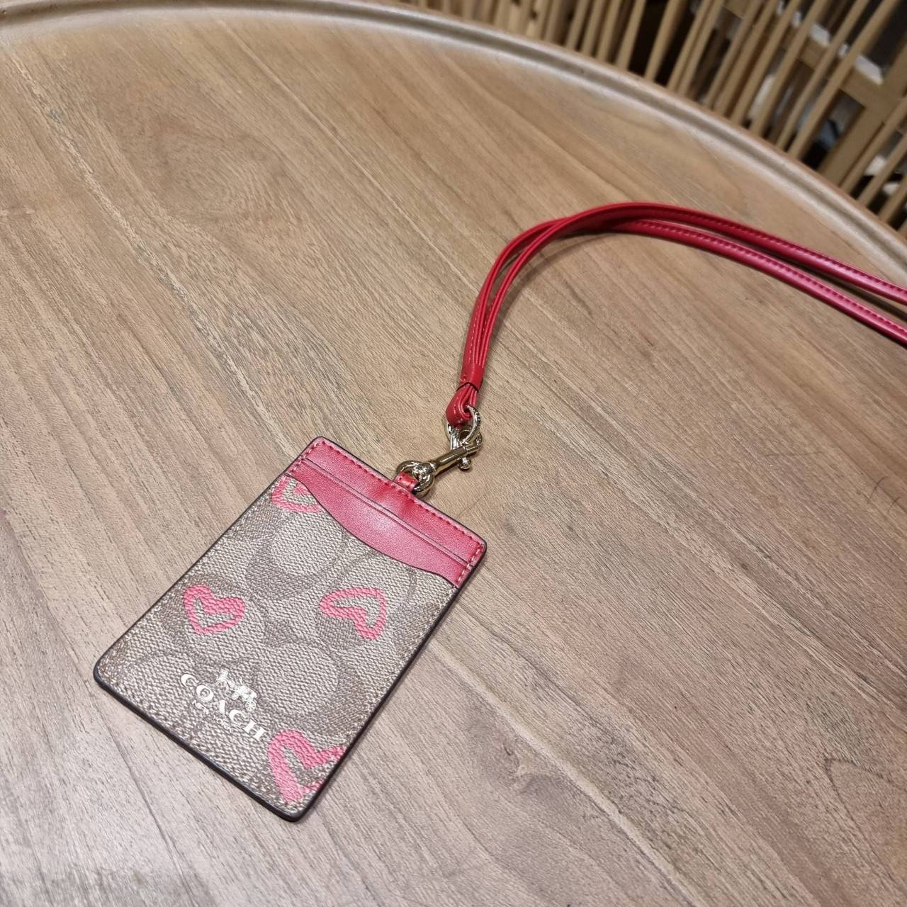 COACH C3305 ID LANYARD IN COLORBLOCK SIGNATURE CANVAS ง่ายๆแบบไม่ธรรมดา!! คลาสสิคแต่มีดีเทลโดดเด่น!! กระเป๋าถนอมบัตร พร้อมสายคล้องคอ ดีไซน์ลวดลายสวย ดูดีทุกแบบ ใช้งานง่าย พกพาสะดวก จะใส่บัตรพนักงาน บัตรเครดิต บัตรปชช. ใบขับขี่ และบัตรอื่นๆที่อยากจะใส่!! ต