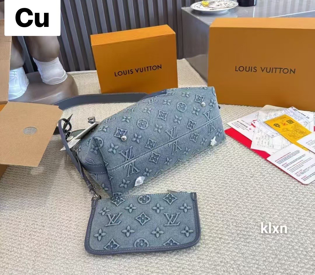 LV Carryall Denim Vintage Tote Bag กระเป๋าทรงโท้ทเดนิมสไตล์วินเทจ รุ่นใหม่ปั้มนูนลายโมโนแกรมบนเดนิมสุดไอคอนิก ที่ใครเห็นต้องเป็นคลั่งรัก ผู้ดี หรูหราได้ทุกลุค ทุกสไตล์