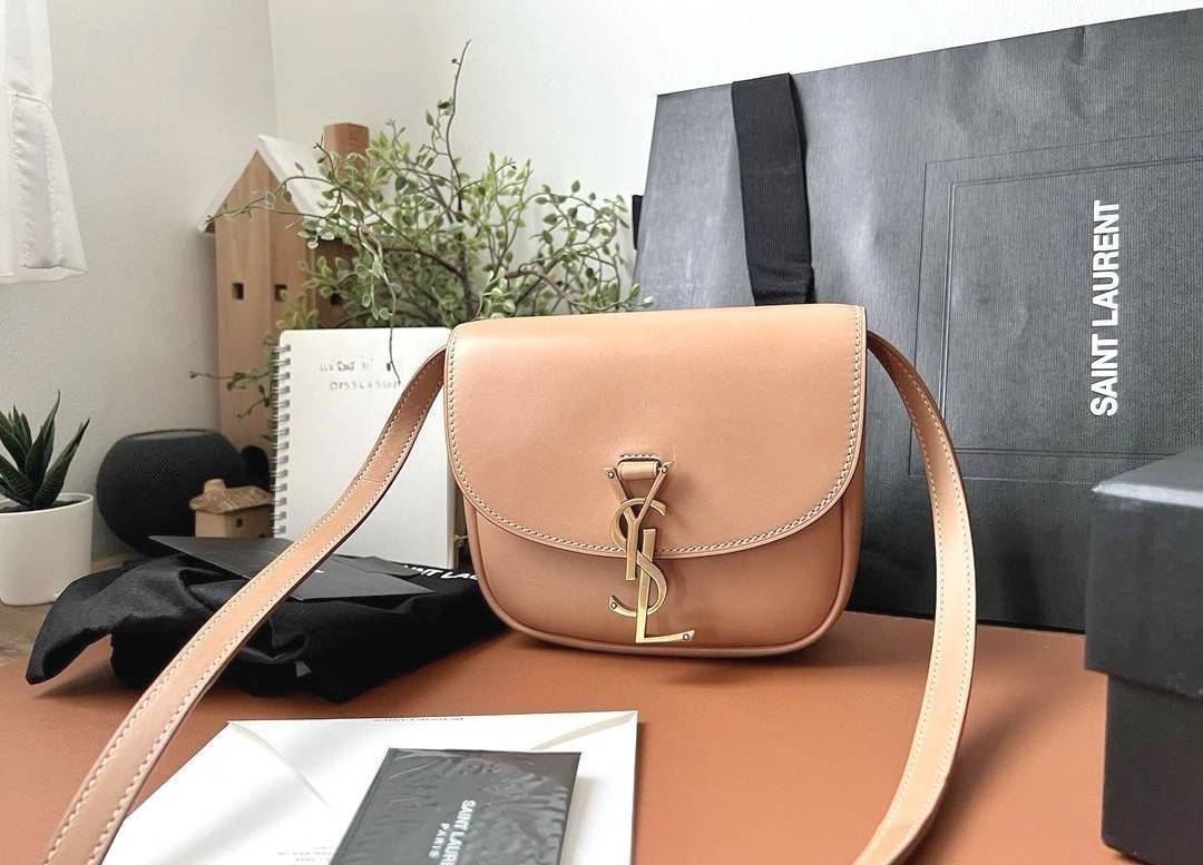 VIP 🥂 สีใหม่พร้อมส่ง! Saint Laurent Kaia Small YSL Plaque Leather Cross Body Bag / YVES SAINT LAURENT YSL BAG VIP วัสดุ Calfskin หนังเรียบอยู่ทรงเปิดปิดด้วยฝาปิดโลโก้แบรนด์อะไหล่ทอง ภายในโล่งมีโลโก้และช่องย่อยสามารถใส่มือถือของใช้จุกจิกได้เยอะ สาย
