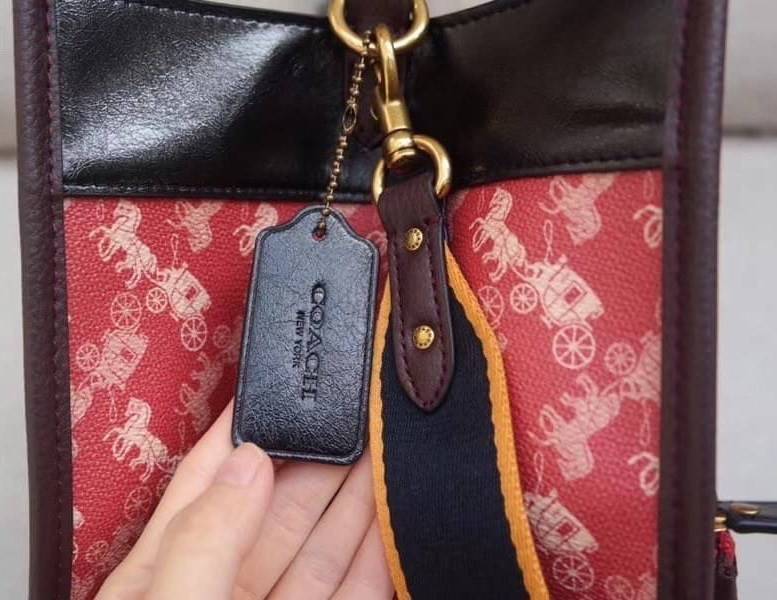OUTLET 】Coach Field Tote With Horse And Carriage Print พร้อมส่งที่ไทย