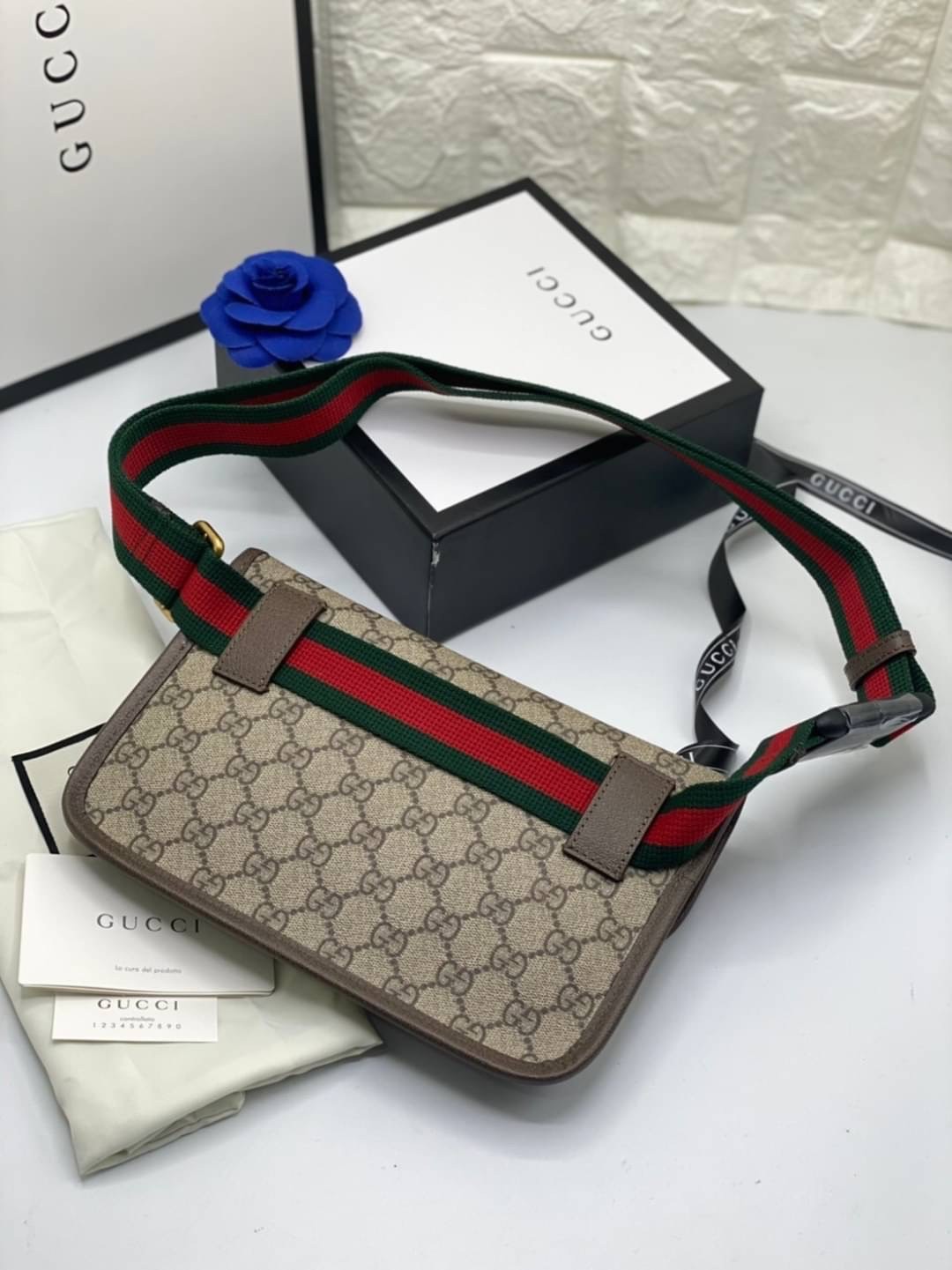 VIP 】หนังแท้ Gucci GG belt bag อีกหนึ่งกระเป๋าคาดอก ที่เป็น unisex และหายากไปอีก ดีไซน์ย้อนยุคยอดฮิต ขนาดกะทัดรัดพกสะดวก วัสดุหนังแคนวาส ทนทาน ภายในเป็นช่องโล่ง ใส่โทรศัพท์ได้ ของจุกๆสำคัญๆได้ สายสะพายปรับได้ตามตัว ใบจริงเห็นแล้วหลงรัก คุ้มค่าที่สุด จัดเล