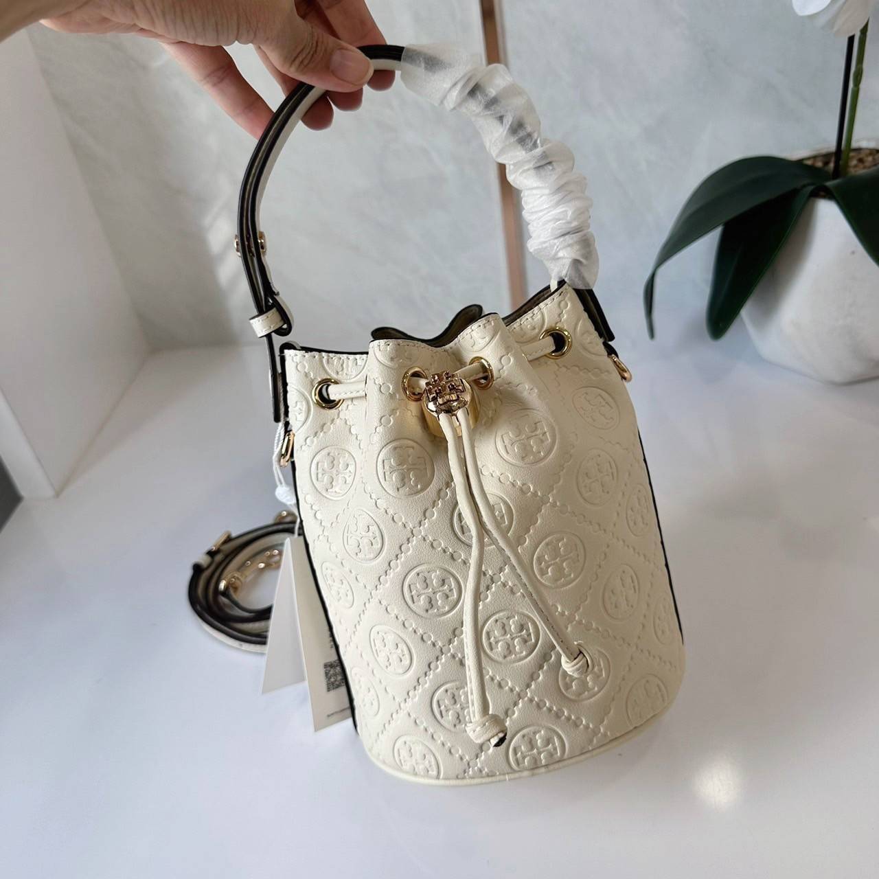TORY BURCH mini T Monogram leather bucket bag กระเป๋าบัคเกต ไซต์ mini คอลเลกชันหนัง T Monogram ลายซิกเนเจอร์หนังปั้มลายนูน