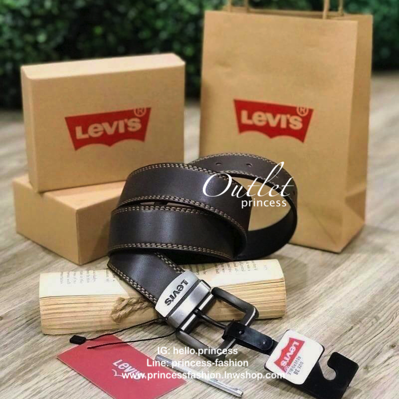 Levie's men reversible Leather Belt Gift Box รุ่นยอดนิยมสายเข็มขัดด้านหนึ่งเป็นสีดำอีกด้านเป็นสีน้ำตาลสามารถสลับด้านใช้ได้ หัวเข็มขัดอะไหล่โลหะปั้มโลโก้สามารถปรับพลิกหน้าหลังได้ดีไซน์คลาสสิคเข้าได้กับทุกชุดสายสามารถปรับได้หลายระดับ แข็งแรงทนทานสินค้า