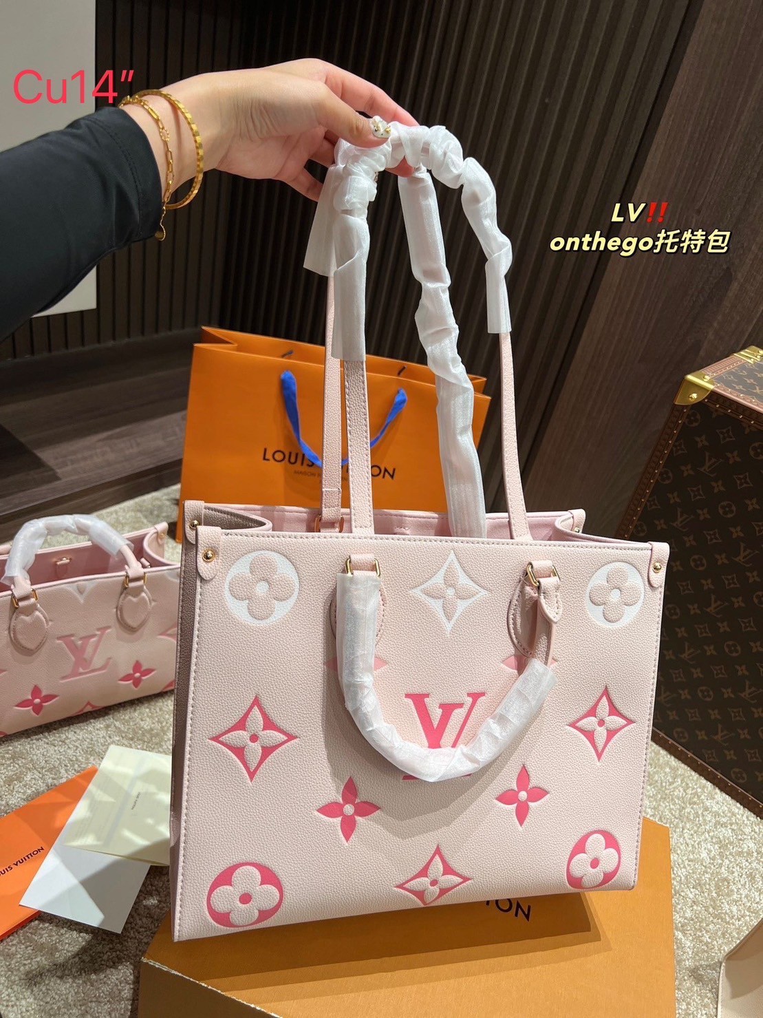 พร้อมส่ง 2 ไซส์ 2 สี โทนพาสเทล 💖💖 LV OnTheGo Leather Handbag / LV Tote Crossbody Bag กระเป๋าทรงโท้ทเวอร์ชั่นดั้งเดิม งานหนังเต็มใบ โทนสีพาสเทลละมุน ปั้มโลโก้ไล่สีเป็นเอกลักษณ์