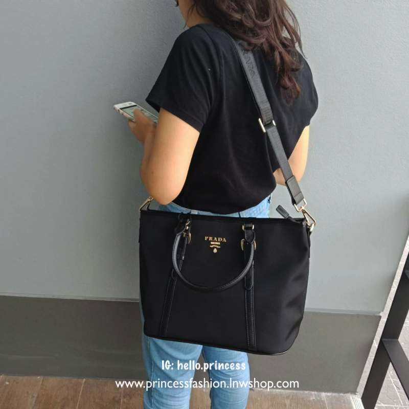 New item! มาใหม่ค้า กับรุ่น handbag กระเป๋าถือสะพาย จากงานพรีเมี่ยมกิ้ฟใหม่ บอกเลยว่า ใบนี้วัสดุเป็น Polyester **กันน้ำทั้งใบ ตัวกระเป๋ามาพร้อมสายเข็มขัดคาดด้านหน้าและด้านหลัง ให้ความหรูหราไปอีกแบบ หูกระเป๋าสามารถทำทรง ตั้งและพับได้ มาพร้อมอะไหล่สีทอง ด้า