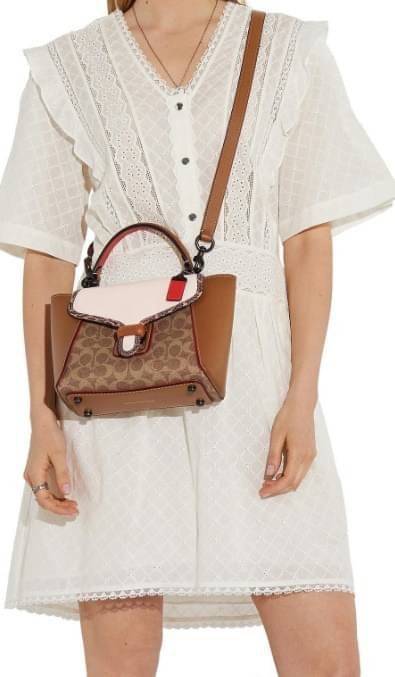 COACH COURIER CARRYALL 23 IN COLORBLOCK SIGNATURE CANVAS พร้อมส่ง 7 แบบ พร้อมส่ง ลุคดูไฮสุดๆค่ะ! กระเป๋าสะพายหนังหรูหราและคลาสสิค หนังแท้ชั้นดีที่สุด น้ำหนักเบา หนังสวยมากก สัมผัสแล้วหลงรักแน่นอนจ้าา😘