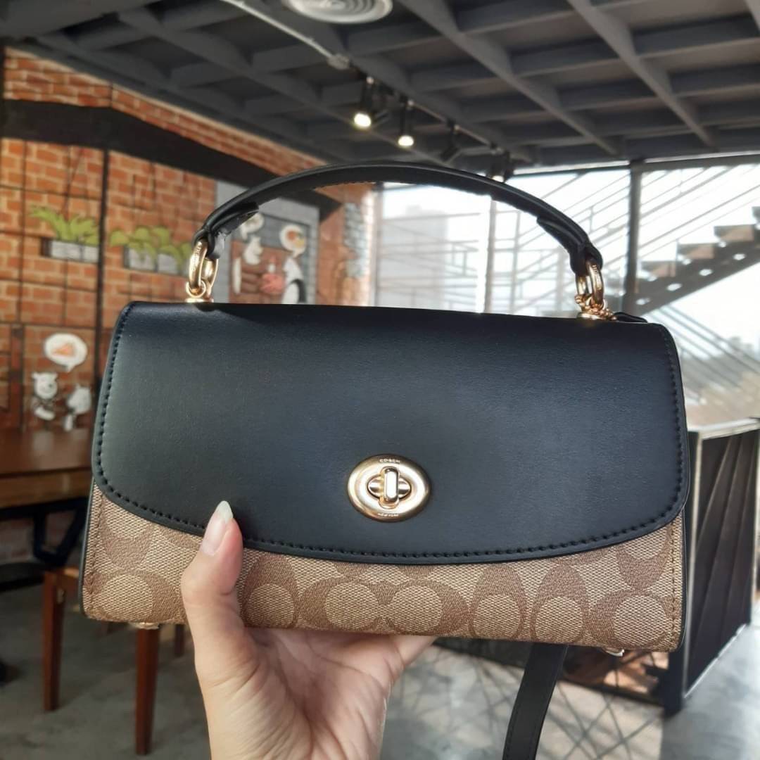 COACH TILLY SATCHEL 23 IN SIGNATURE CANVAS ((C1802//C1439/C1435)) กระเป๋า crossbody สวยหรู ขนาดใหม่ พร้อมสีมาใหม่!! ดีไซน์ย้อนยุค วัสดุหนังแคนวาสเคลือบลายสลับหนังแท้ มาพร้อมหูจับในตัว และสาย crossbody ปรับได้ตามตัว เปิด-ปิดด้วยตัวบิดล็อค ภายในโล่ง บุกำมะห