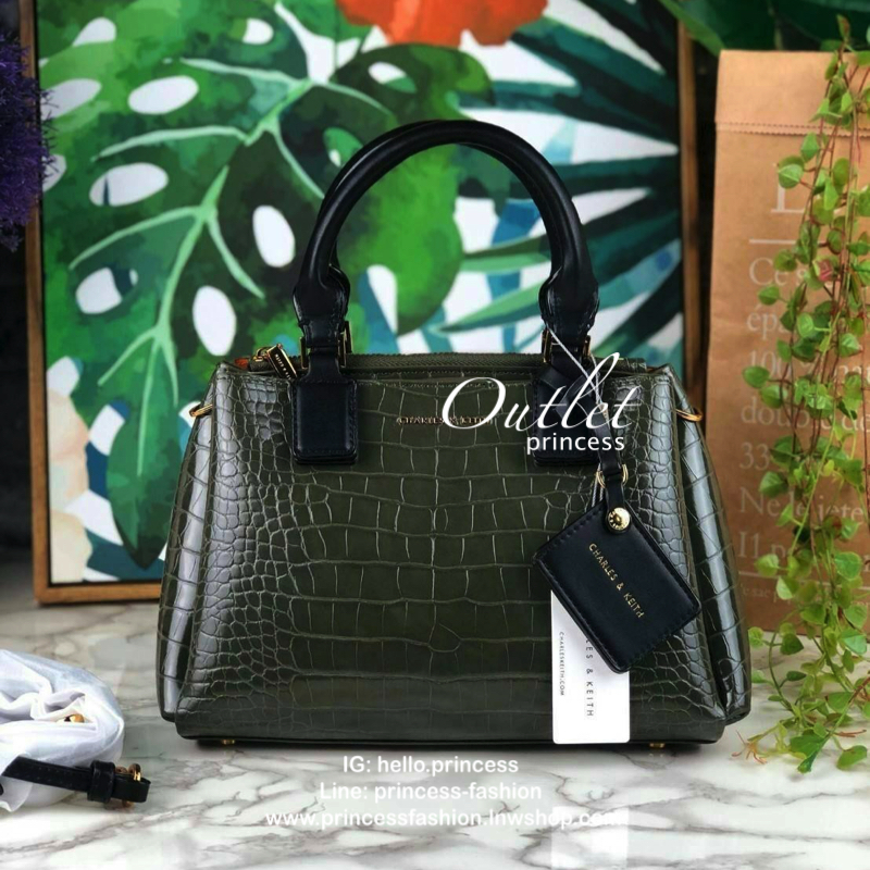 CHARLES & KEITH CROC-EFFECT STRUCTURE BAG กระเป๋าถือ/สะพายวางอยู่ทรง ตัวหนังกระเป๋าพิมพ์ลายจรเข้สวยมากๆ มีหมุดรองฐาน 4 มุม หูหิ้วพับลงได้ค่า เปิดปิดแบบกระดุมแม่เหล็ก แบ่งเป็น 3 ช่องใหญ่ เป็นช่องซิปตรงกลาง จุของได้ดี ใส่ ipad mini ได้นะค่า มีสายสะพายยาวแบบ