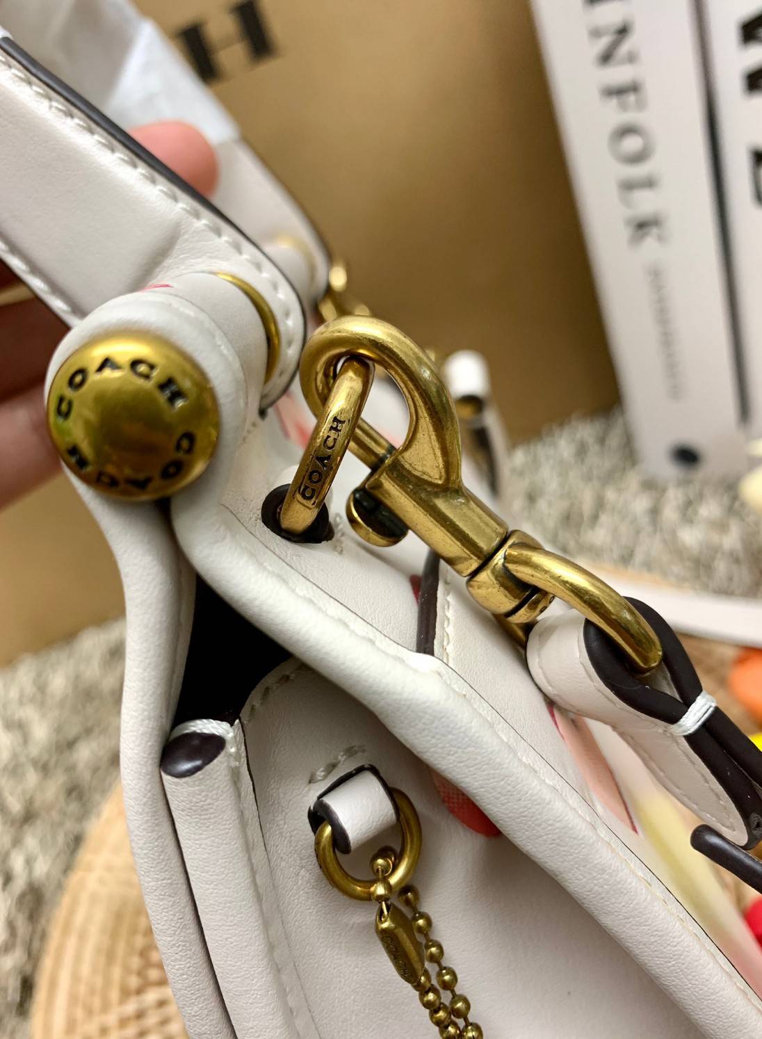 COACH LIMITED EDITION WILLIS TOP HANDLE 18 WITH HEART PRINT ((c3919)) พร้อมส่งที่ไทย ได้ไปหลงรักแน่นอนค่ะ! กระเป๋าหิ้วหรือสะพายข้าง หนังแท้นิ่มสวยงาม ❤️จุดเด่นคือตัวกระเป๋าปริ้นลายหัวใจทั้งใบ ดูหวานน่ารักมากๆค่ะ เปิดปิดกระเป๋าแบบหมุนล็อค ภายในมีช่อ