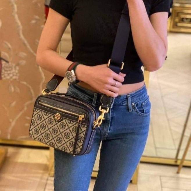 TORY BURCH T MONOGRAM JACQUARD CAMERA BAG กระเป๋าสะพาย Crossbody วัสดุหนังวัวแท้ การออกแบบเรียบง่าย ยังคงความหรูหราเอาไว้ โดดเด่นด้วยลวดลาย T Monogram มาพร้อมสายสะพายยาวแบบสปอร์ต ถอดออกได้ สายปรับระดับได้ ตอบสนองการใช้งานได้ดี มีหูหิ้วด้านบนสามารถใช้งานได