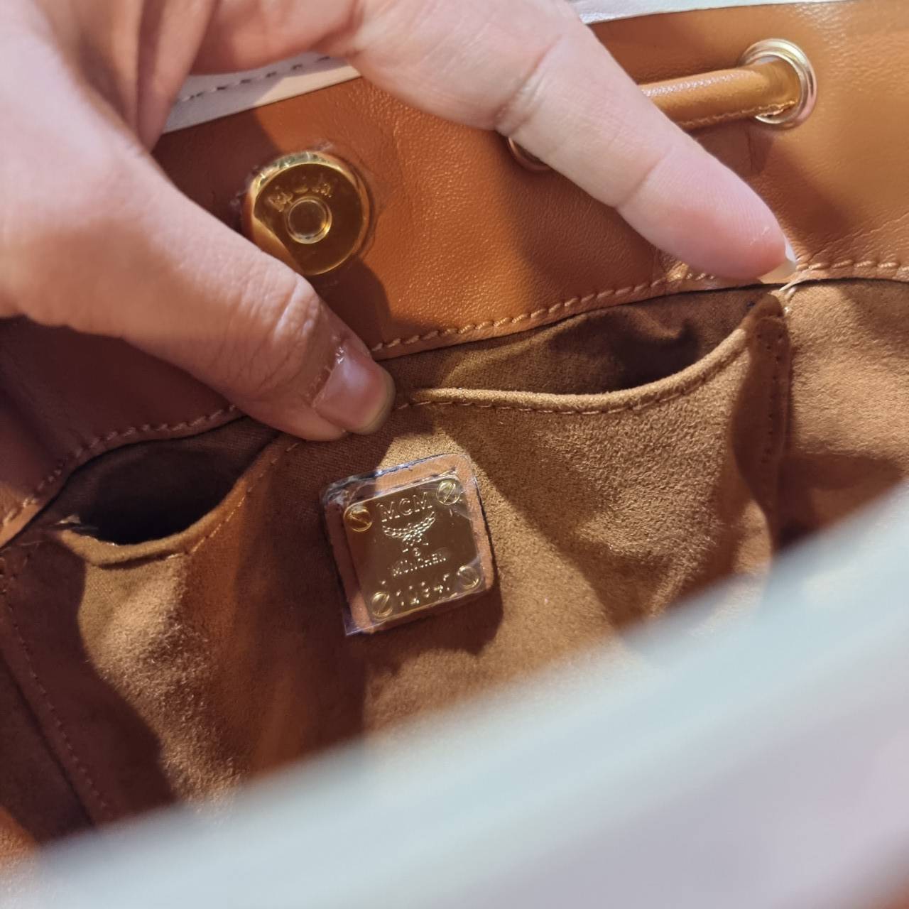 M.C.M ZOO RABBIT DRAWSTRING BAG IN VISETOS LEATHER MIX คอลเลคชั่นซูมาใหม่ ฮิตหนักมากที่เกาหลีและญี่ปุ่น ไอเท็มสุดคิ้วท์ น้องกระะต่ายโดดเด่น กระเป๋าสะพายทรง bucket ไซส์เล็กขนาดน่ารักน่าใช้ แฟชั่นสไตล์มากใบนี้ ดีไซน์น้องกระต่ายแอบในกระเป๋า และสามารถนำออกมาห