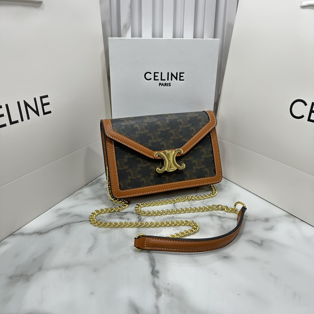 ORI หนังแท้ | CELINE WALLET ON CHAIN MARGO IN TRIOMPHE กระเป๋าสะพายสวยอยู่ทรงตั้งได้ รูปทรงย้อนยุคสไตล์วินเทจลัคชู ดีไซน์เอกลักษณ์ ขนาดกำลังดี
