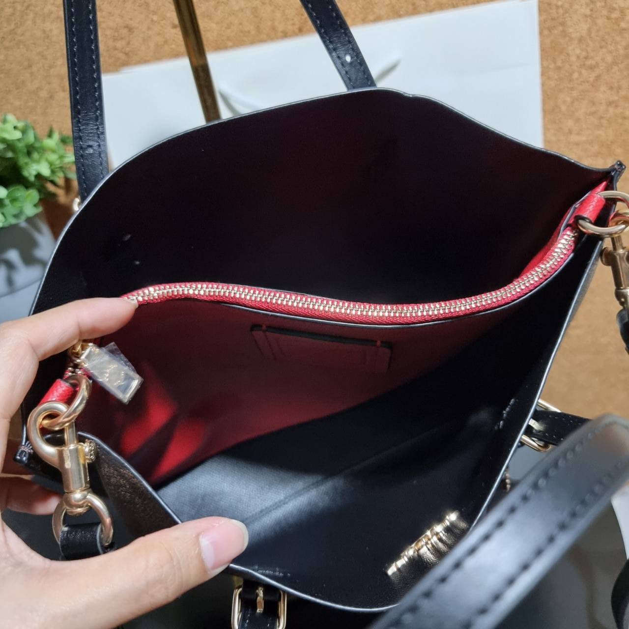 COACH C4250 MOLLIE TOTE 25 IN SIGNATURE CANVAS น้องมาแล้วจ้าาา ใหม่ล่าสุด กระเป๋าโท้ทไซส์เล็กที่สาวๆตามหา ดีไซน์คลาสสิคเหมือนเดิม เพิ่มเติมคือสะดวกขึ้นเยอะ!! ย่อส่วนมาจากใบใหญ่เป๊ะๆ น่ารักน่าใช้มากๆ วัสดุหนังแคนวาสเคลือบลาย ภายในโล่งกว้าง มีช่องซิปกลางใส่