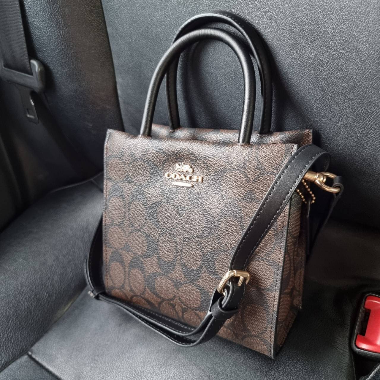 COACH MINI CALLY CROSSBODY IN SIGNATURE ((3599, 2184, 5693, 2134, 2183)) พร้อมส่งที่ไทยทันที! กระเป๋าสะพายครอสบอดี้ร์ กระเป๋าครอสบอดี้โท้ทมินิไซส์ รุ่นใหม่สุดฮอต!! ใบจริงคือน่ารักม้ากกกก!! สวยอยู่ทรง น่ารักน่าใช้ ทรงTote ปากกระเป๋าเปิดปิดแบบแม่เหล็ก ภายใน