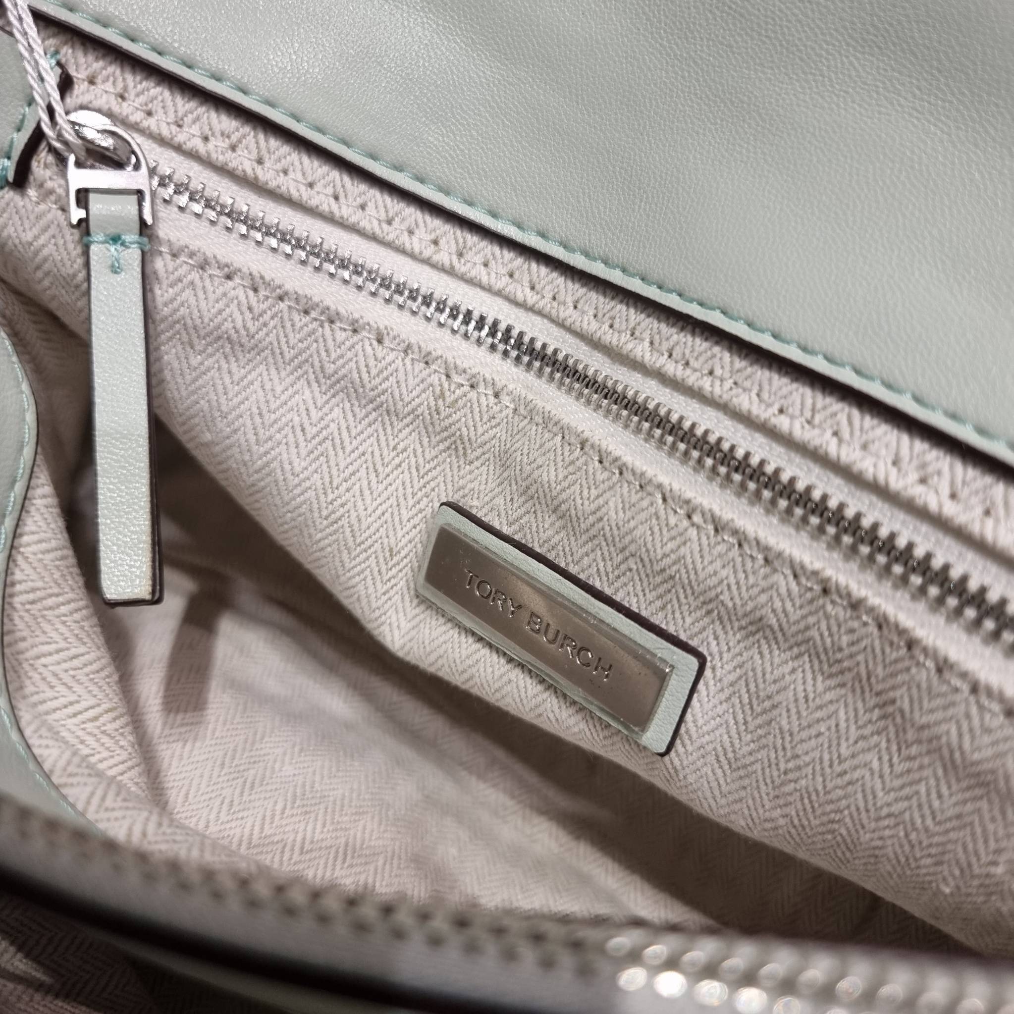 TORY BURCH KIRA CHEVRON CONVERTIBLE SHOULDER BAG กระเป๋าสะพายรุ่นยอดฮิต ไซส์ใหญ่จัดเต็มให้เน้นๆ ใช้ยังไงก็ดูหรู ดีไซน์เฉพาะตัว วัสดุหนังแกะ สัมผัสนิ่ม เปิด-ปิดด้วยกระดุมแม่เหล็ก ภายในเป็นช่องโล่ง แบ่งสัดส่วนไว้ดีมากๆ ใส่กระเป๋าสตางค์ มือถือ เครื่องสำอางค์