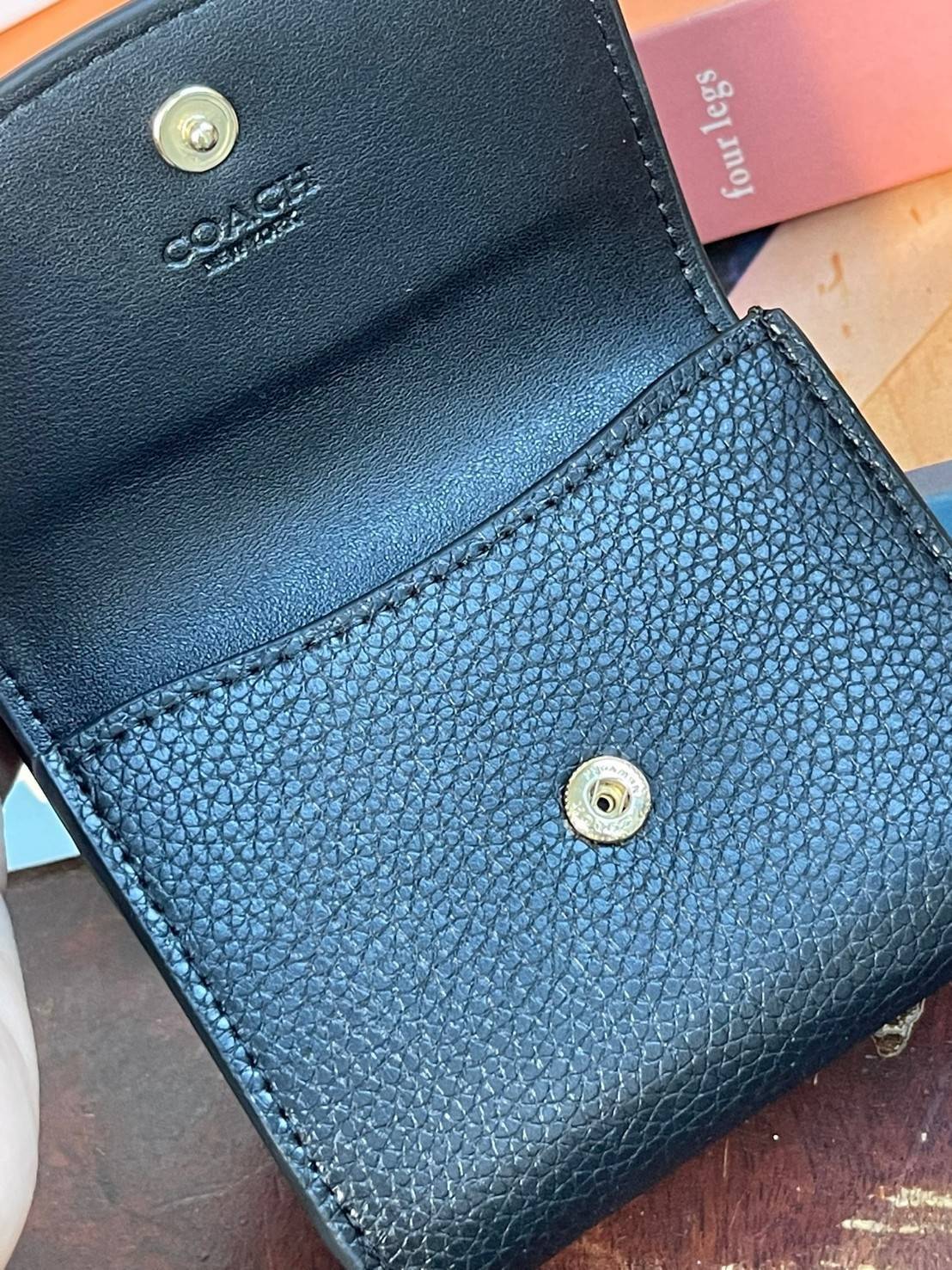 OUTLET 】COACH JADE SMALL DOUBLE FLAP WALLET IN COLORBLOCK (COACH F88002) หากใครต้องการกระเป๋าสตางค์ใบสั้นสำหรับวันที่ต้องการใช้กระเป๋าสะพายใบเล็ก หรือวันที่ไม่พกกระเป๋าสะพาย เราขอแนะนำใบนี้เลยค่ะ โดยใบนี้เป็นกระเป๋าสตางค์แบบพับสามทบ ปิดแบบกระดุม2ชั้น มีช่