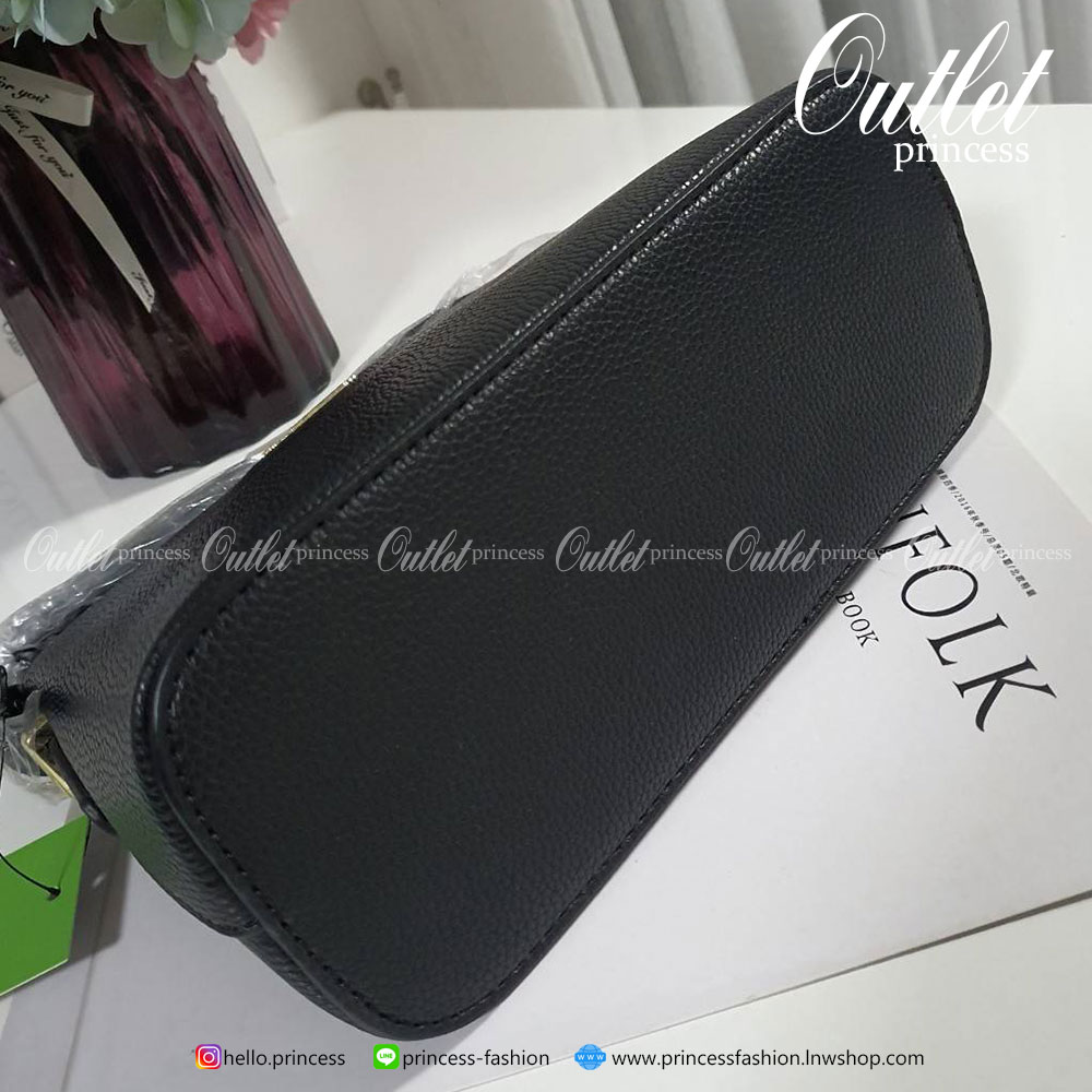 KATE SPADE CROSSBODY BAG แบรนด์ดังจากอเมริกาสุดฮิตของวัยรุ่น กระเป๋าสะพาย ขนาดน่ารักกำลังดี เปิดปิดด้วยซิปเดียวด้านบน ภายในมีช่องเล็ก1ช่อง ใส่มือถือได้ทุกรุ่นและกระเป๋าสตางยาวได้ ความยาวสาย 117cm ปรับได้ถึง5ระดับ รุ่นฮิตอีกรุ่นที่ไม่ควรพลาดเลยคร้า