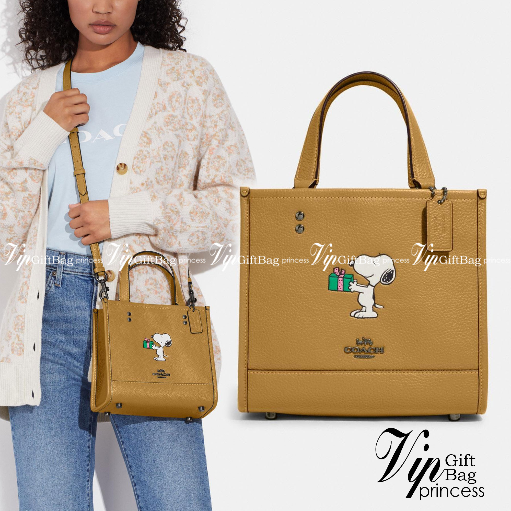 coach x peanuts dempsey tote 22 with snoopy present motif CE918 คอลเลคชั่นใหม่ น้องน่ารักเกินต้านไปมาก!! กับกระเป๋าทรงโท้ท ไซส์กำลังสวย ดีไซน์ ลายการ์ตูนยอดฮิต ที่ใครๆก็ต้องรู้จัก พิมพ์คมชัดลงบนหนัง pepble ผิวสัมน่าใช้ ปากกระเป๋ามีกระดุมแม่เหล็กปิดกันของห