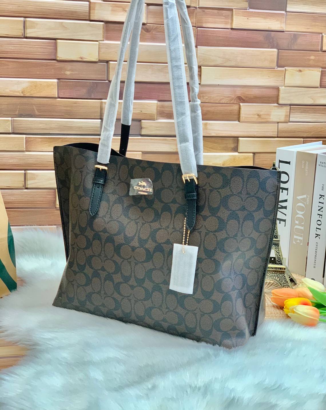 COACH MOLLIE TOTE IN SIGNATURE CANVAS ((1665)) พร้อมส่งอีกครั้ง ห้ามพลาดค่า! กระเป๋าหิ้ว//คล้องไหล่ ใบใหญ่ ทรงTote หนังแท้นิ่มอย่างดีค่ะ ภายในแบ่ง2ช่องใหญ่ สามารถใส่ A4ได้เลย ช่องกว้างมากๆ มีช่องกระเป๋าซิปกลางให้ใส่ของอีกช่องนะคะ