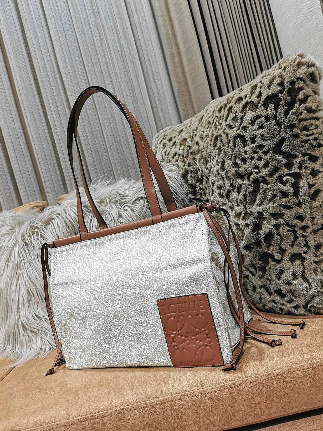 พร้อมส่งความสวยห้ามพลาดค่ะ! 🎉NEW ARRIVAL! LOEWE TOTE BAG VIP GIFT WITH PURCHASE (GWP) Limited Edition จาก "LOEWE PERFUME DUTYFREE" คอลเลคชั่น Loewe Anagram วัสดุ Canvas & Leather ใบใหญ่ น้ำหนักเบา ภายในโล่งกว้างและจุ ใส่เอกสารA4 เสื้อผ้า