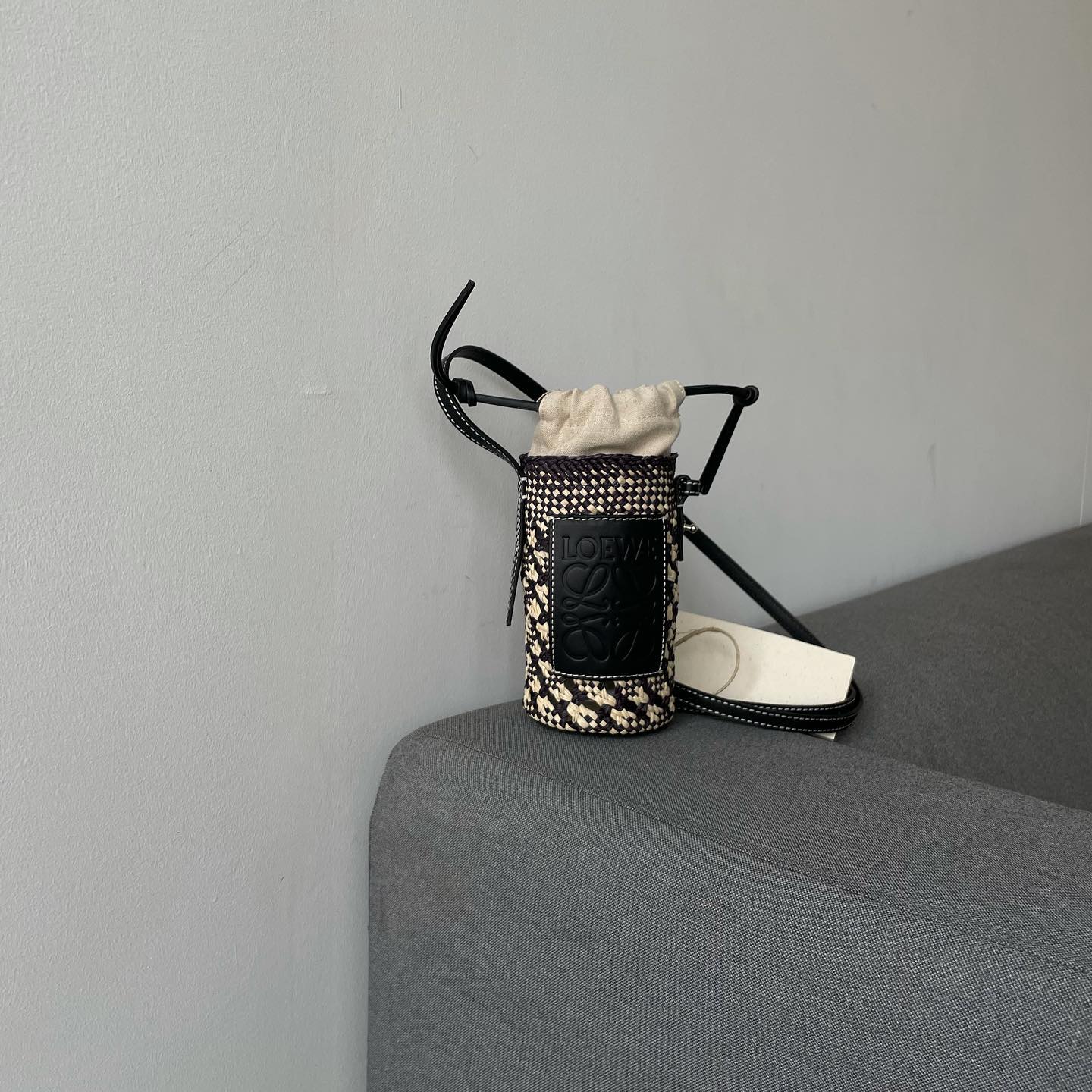LOEWE Cylinder Pocket in iraca palm and calfskin กระเป๋าสาน สไตล์มินิมอล ไซส์มินิตะมุตะมิ น่ารักไม่ไหว แล้วคือดีต่อใจ แมทช์ง่ายใช้ได้กับทุกลุคค่ะบอกเลย