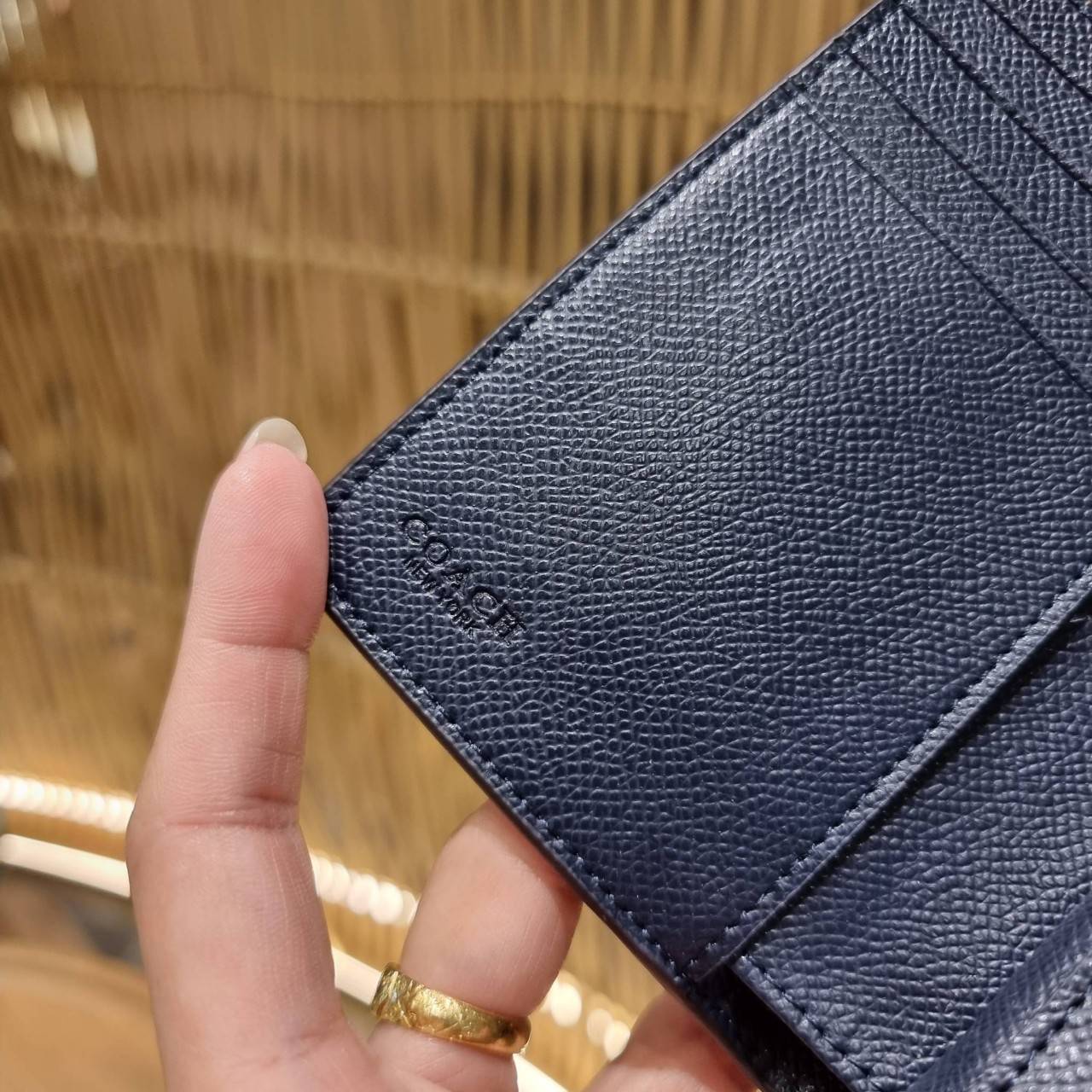 COACH 6390 MEDIUM CORNER ZIP WALLET เดอะเบสท์รุ่นที่สาวๆตามหา!! ดีไซน์ใหม่ สวยสะกด!! กระเป๋าสตางค์ใบกลาง สีคลาสสิค เรียบแต่แฝงความหรู บอกเลยว่ามันละมุนมาก!! ด้วยวัสดุหนัง crossgrain ที่ดูแลรักษาง่าย และยังดูผู้ดี ถือใช้แล้วขับผิวทุกสี ภายในมีช่องใส่บัตรแล