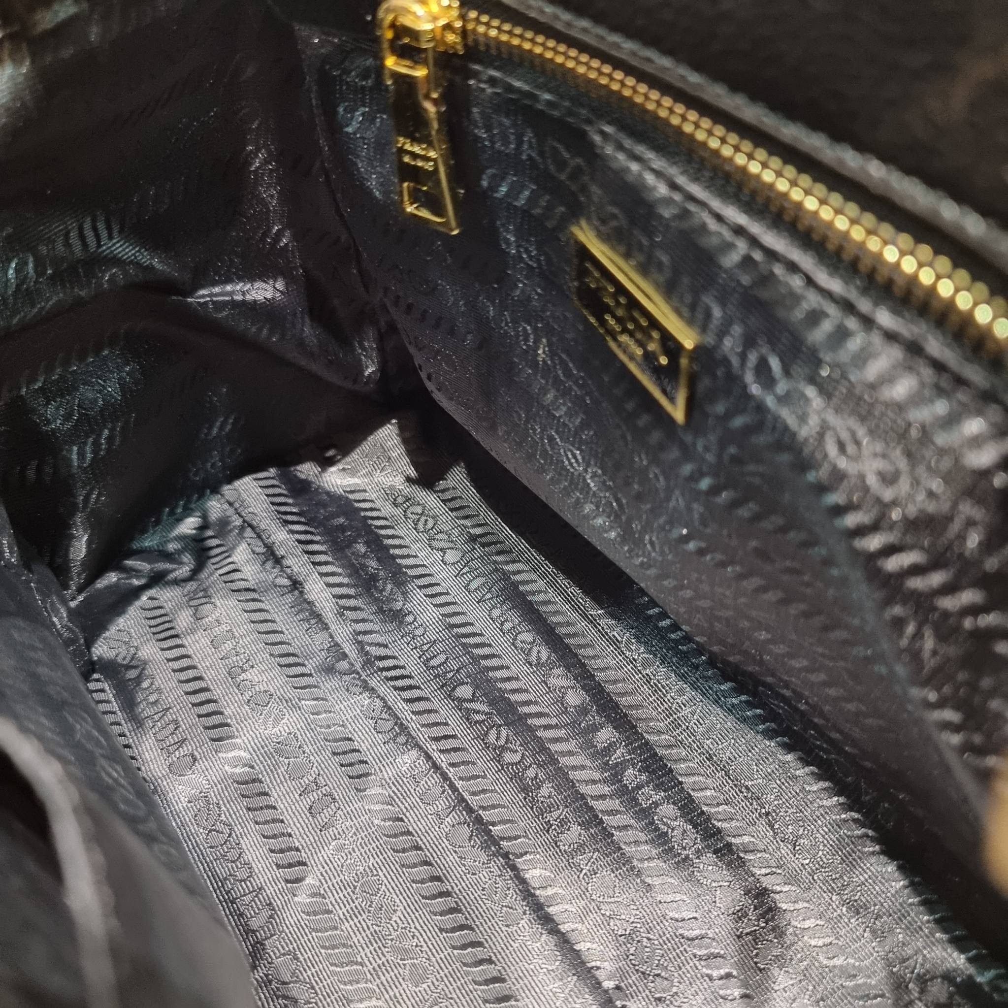 PRADA Saffiano leather bag / Prada leather bag กระเป๋าถือ/สะพายล่าสุด ที่ดีไซน์เรียบหรู สวยคมชัด เต็มไปด้วยดีเทลน่าใช้ สายคล้องไหล่ที่สามารถถอดออกได้