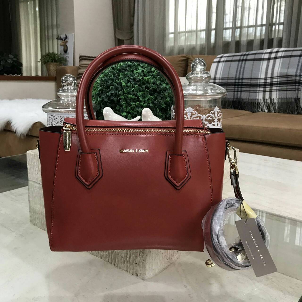 CHARLES & KEITH DOUBLE ZIP STRUCTURED BAG กระเป๋าถือหรือสะพายรุ่นใหม่ลชนช็อป ขนาดกำลังดี หนังเรียบสวยอยู่ทรงด้านหน้ามีโลโก้แบรนด์ เปิดปิดด้วยซิป ภายในกว้างจุของได้เยอะ ใส่ Ipad กระเป๋าสตางค์ หนังสือ ของใช้ได้จุ มาพร้อมสายสะพายยาวถอดปรับระดับได้ได้ มีหมุดร