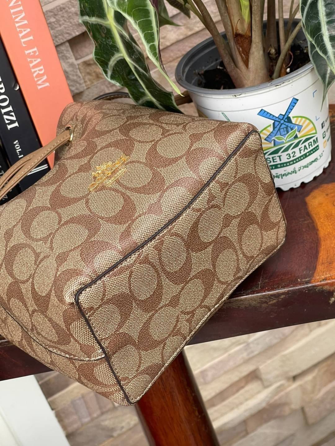 Coach Lena Crossbody Signature Bucket Bag กระเป๋าสะพายไหล่สุดคลาสสิกรุ่นนี้ เป็นรูปทรงถัง ที่สามารถจุของได้กำลังดี สำหรับสาวๆสายแฟชั่นที่ชอบรายละเอียดชิคๆ ดีไซน์เก๋ ด้วยรูปทรงของกระเป๋าที่ออกแบบมาให้ฐานเป็นรูปสี่เหลี่ยมทำให้กระเป๋ายังคงรูปทรงได้ง่าย มีสาย