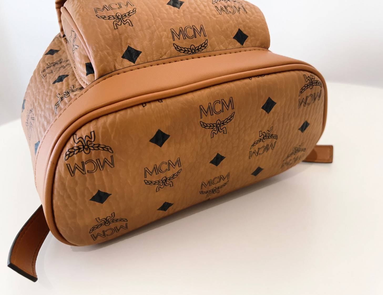 M.C.M AREN VISETOS BACKPACK / M.C.M Aren Drawstring Backpack in Visetos กระเป๋าเป้ทรงบัคเกตที่ทันสมัยคลาสสิคสวยมากๆ หนังแคนวาสอย่างดี ลายหนังสวยอีกหนึ่งรุ่นที่สาวๆควรมีติดตัว 🧡เกรดท็อปออริ เทียบแท้ 1:1 เกรดดีสุด ใช้งานต่างประเทศได้